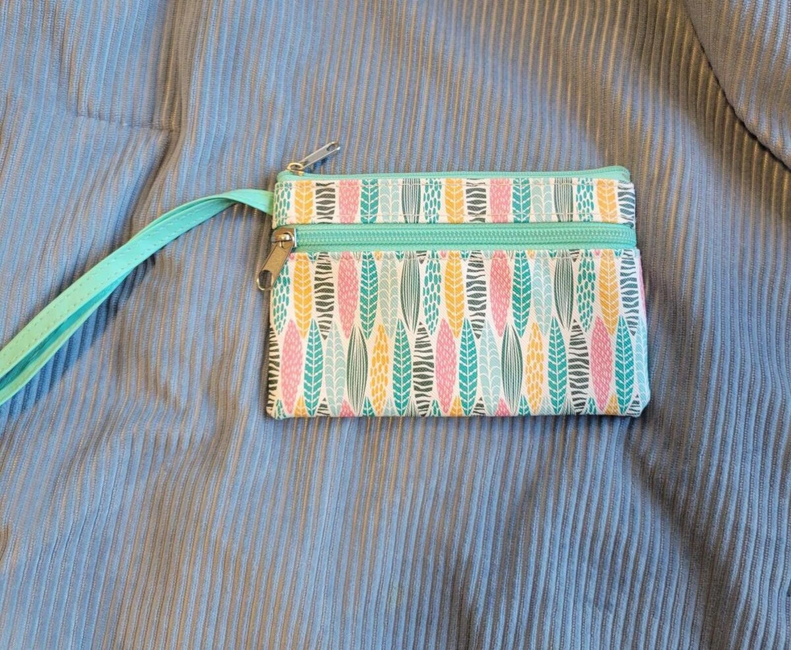 The Unbranded Brand Small Wristlet Pouch with Colorful Leaf Pattern Size ONE SIZE - 1 Thumbnail