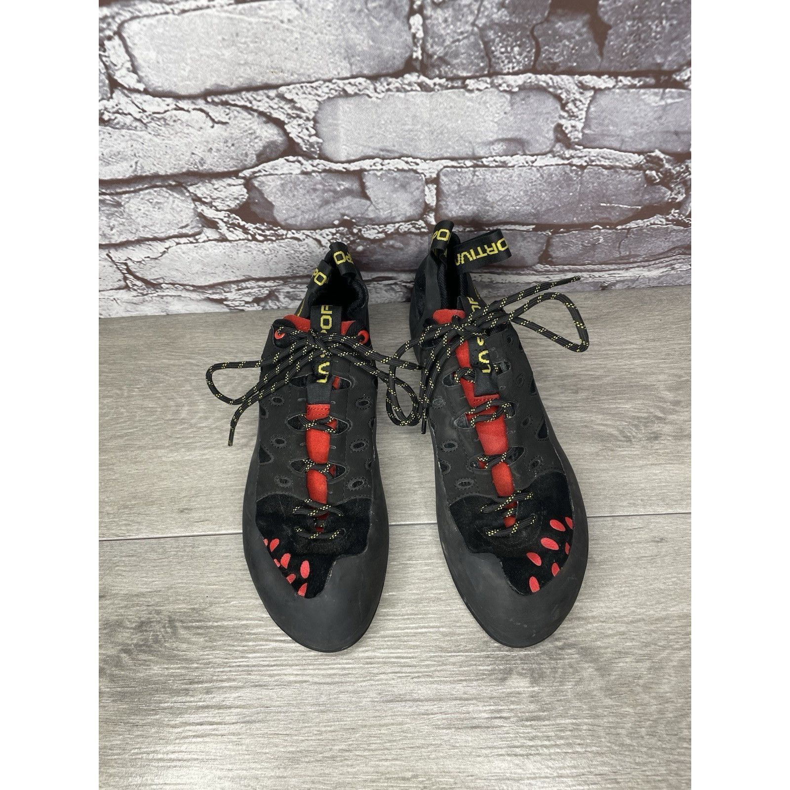 La Sportiva La Sportiva Tarantulace Black Leather Red Rock Climbing Shoe Size US 10.5 / EU 43-44 - 2 Thumbnail