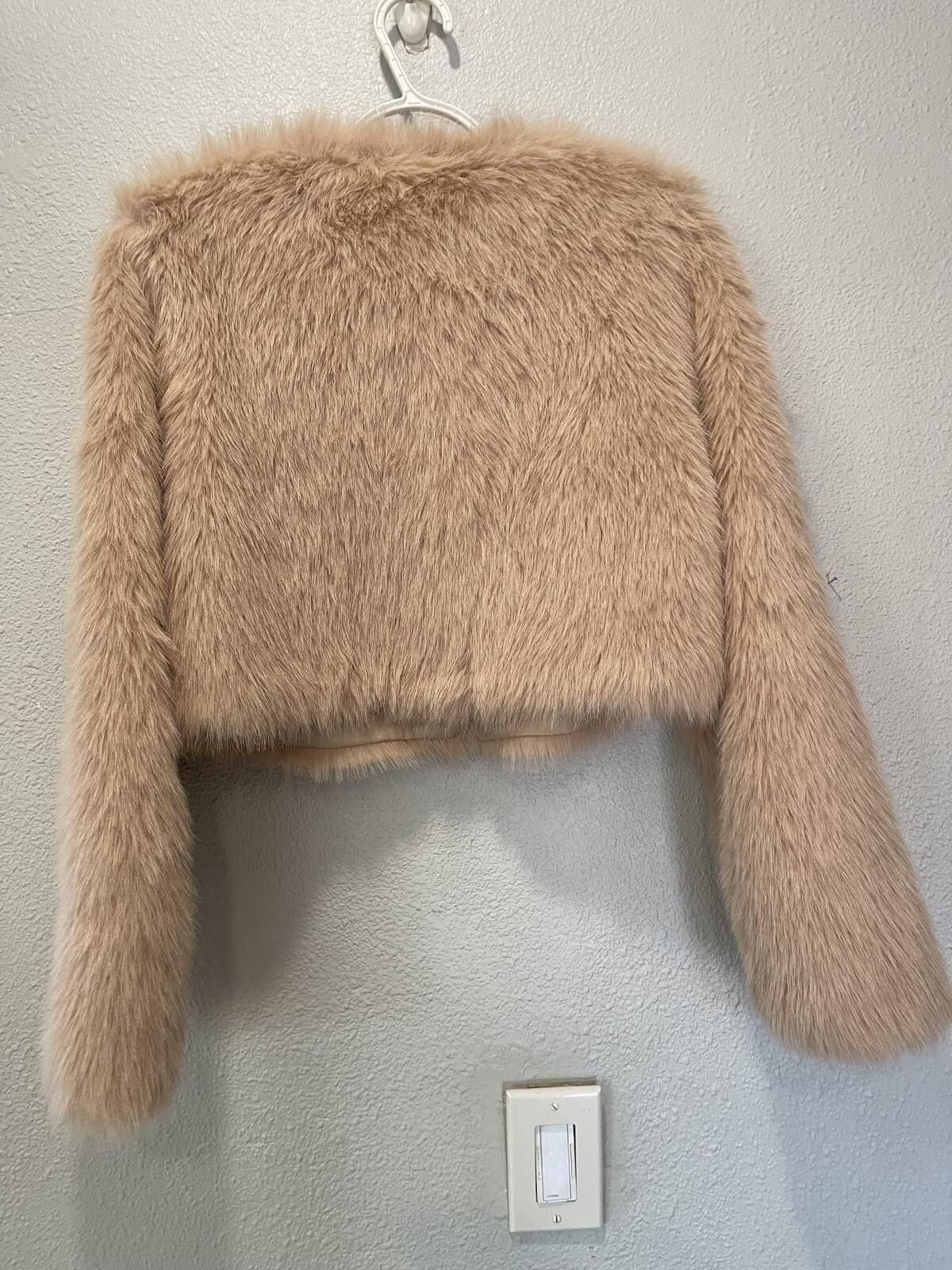 Shein SHEIN Faux Fur Cropped Jacket Size L US 8/10 Beige Size L / US 10 / IT 46 - 2 Thumbnail