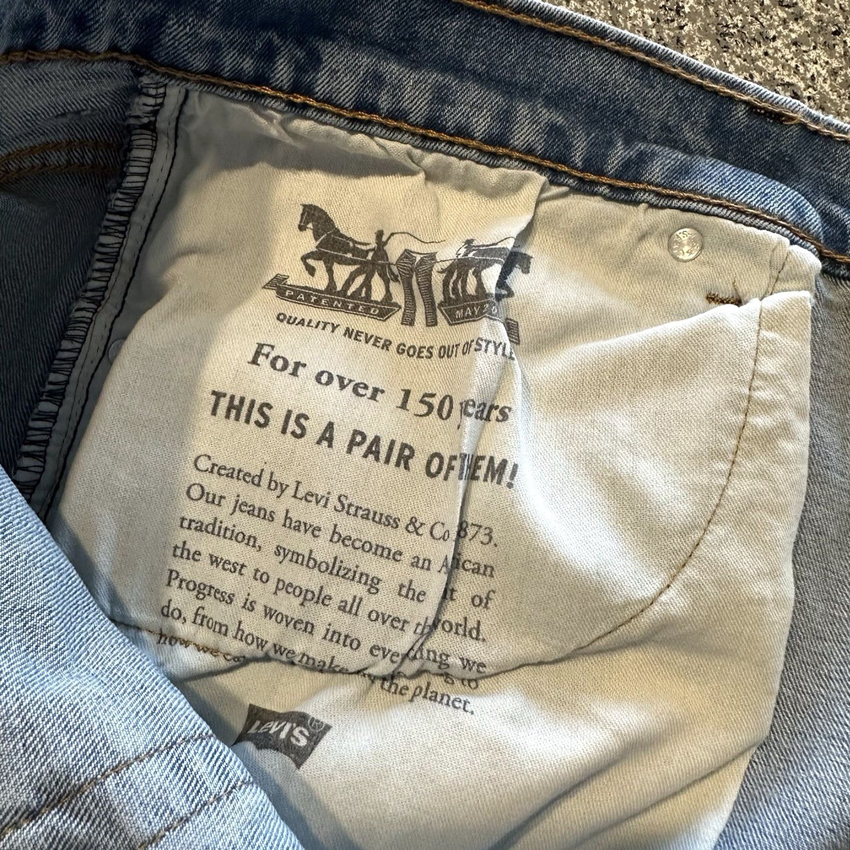 Levi's Levi's 550 Jeans Mens 46x34 Relaxed Straight Light Wash Denim 99% Cotton 1% Spandex Blue Leather? (Note: remove uncertainty) Size US 30 / EU 46 - 6 Thumbnail