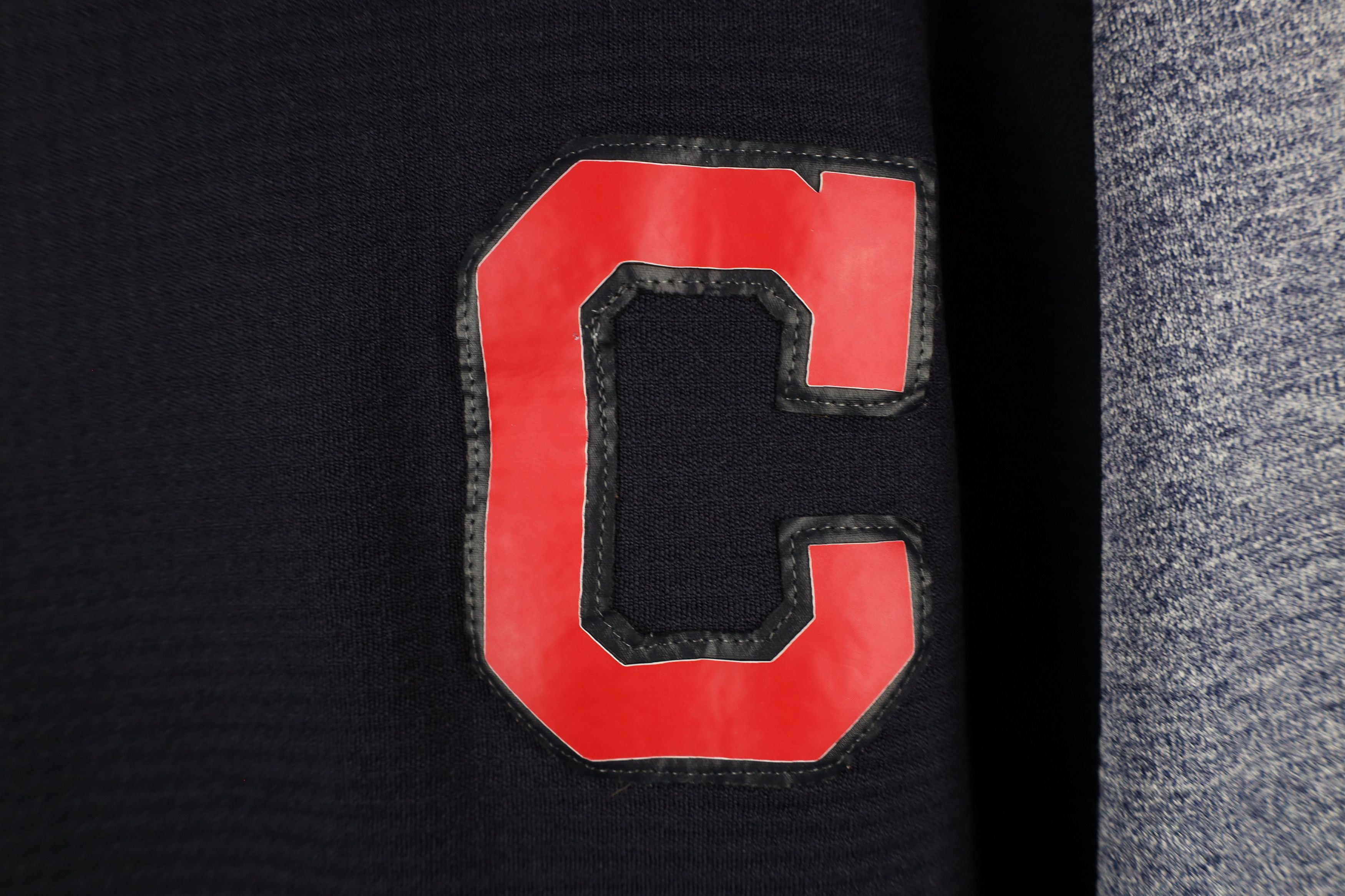 Majestic × Vintage Majestic Fleece Lined Cleveland Indians Guardians Sweatshirt Size US XL / EU 56 / 4 - 4 Thumbnail