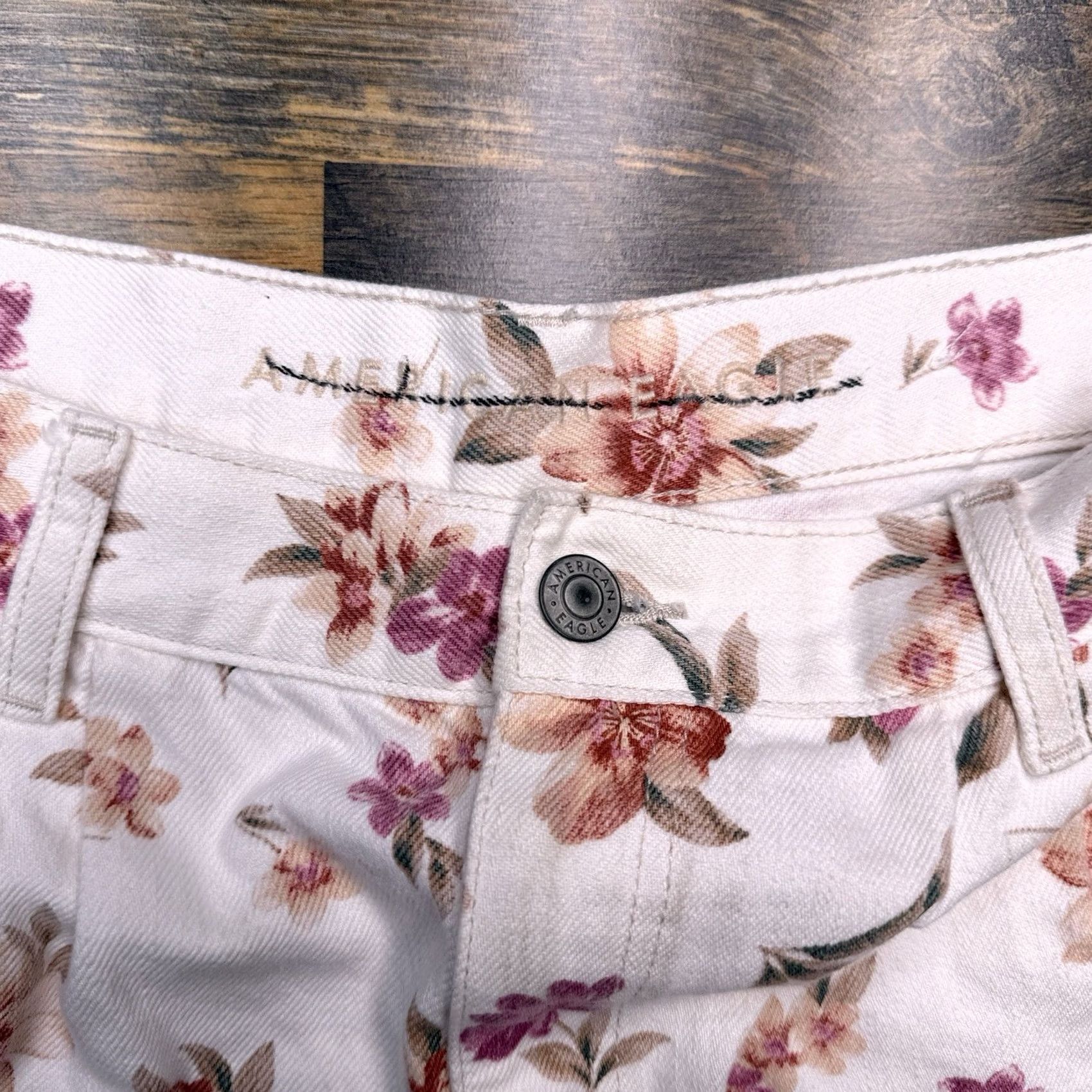 American Eagle Outfitters American Eagle Outfitters Mom Shorts 10 White Daisy Floral Denim High Rise Size 32" / US 10 / IT 46 - 3 Thumbnail