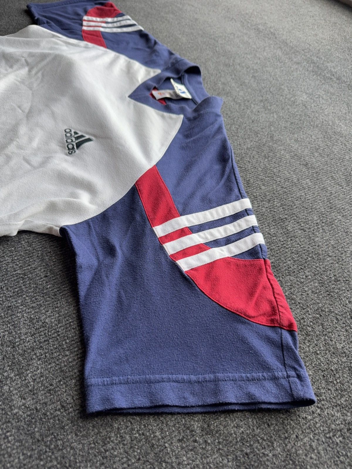 Adidas Retro Vintage Adidas V Neck T-Shirt 90s Stripes Logo Tee Size US M / EU 48-50 / 2 - 18 Thumbnail