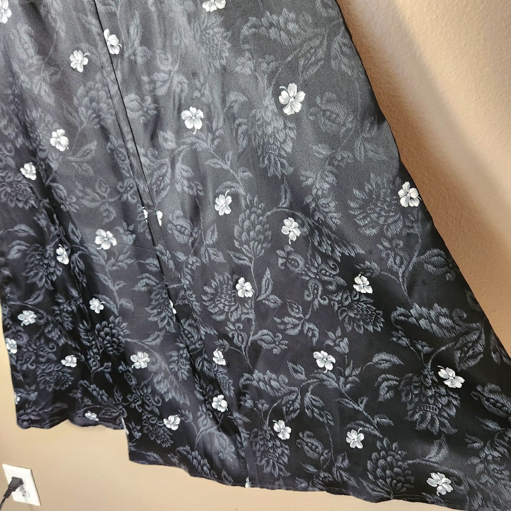 Vintage VINTAGE 35th & 10th Satin Floral Maxi Skirt Size 9 Black Women Long Maxi with Zip Size 30" / US 8 / IT 44 - 2 Thumbnail