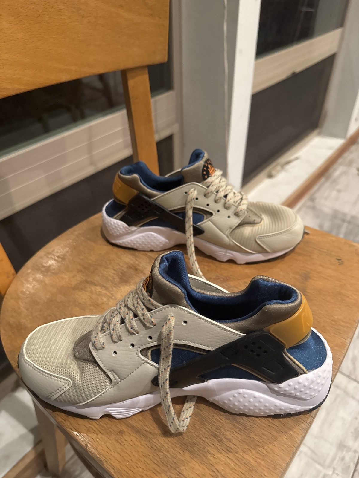 Nike Nike Huarache size 7y gradeschool Size US 7 / EU 40 - 2 Thumbnail