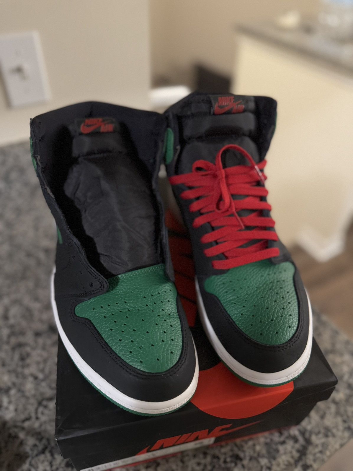 Jordan Brand × Nike Jordan 1 Pine Green Size 12 (555088-030) W BOX Size US 12 / EU 45 - 6 Thumbnail