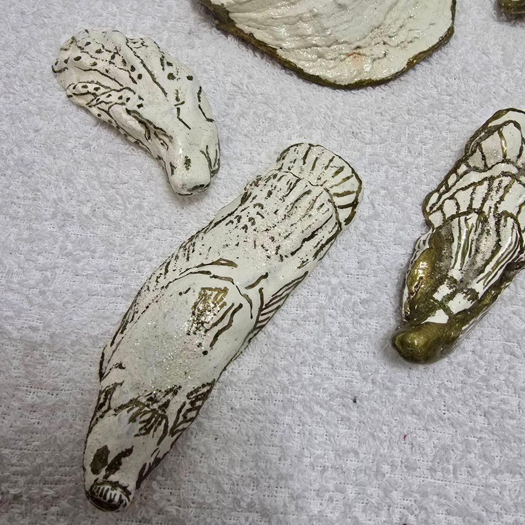 The Unbranded Brand Unbranded Decor Oyster Shells One Size White Gold Size ONE SIZE - 2 Thumbnail