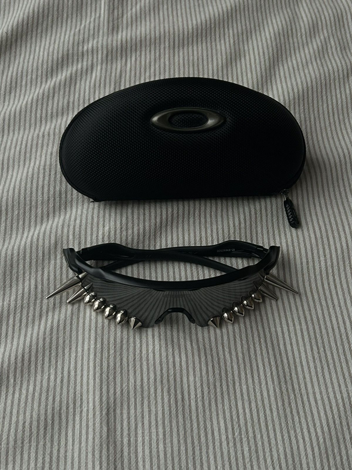 Oakley × Vetements Vetements x Oakley Runway 400 Spike Sunglasses Size ONE SIZE - 2 Thumbnail