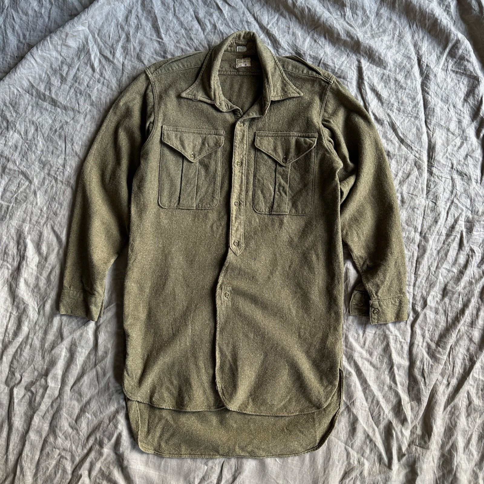 Vintage Vintage British Army Wool Field Shirt Green 1950s Size M Mad Size US M / EU 48-50 / 2 - 1 Thumbnail