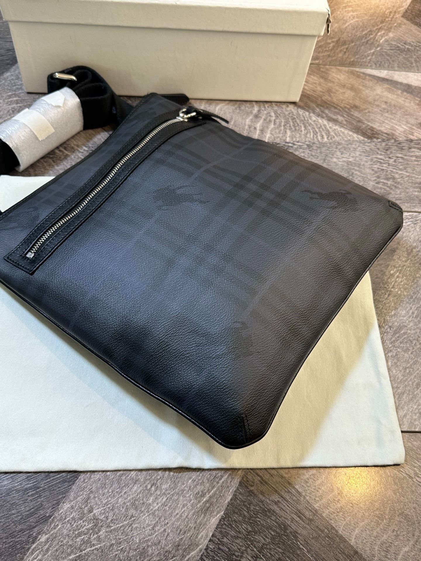 Burberry Burberry Classic Knight Check Messenger Bag Size ONE SIZE - 1 Thumbnail