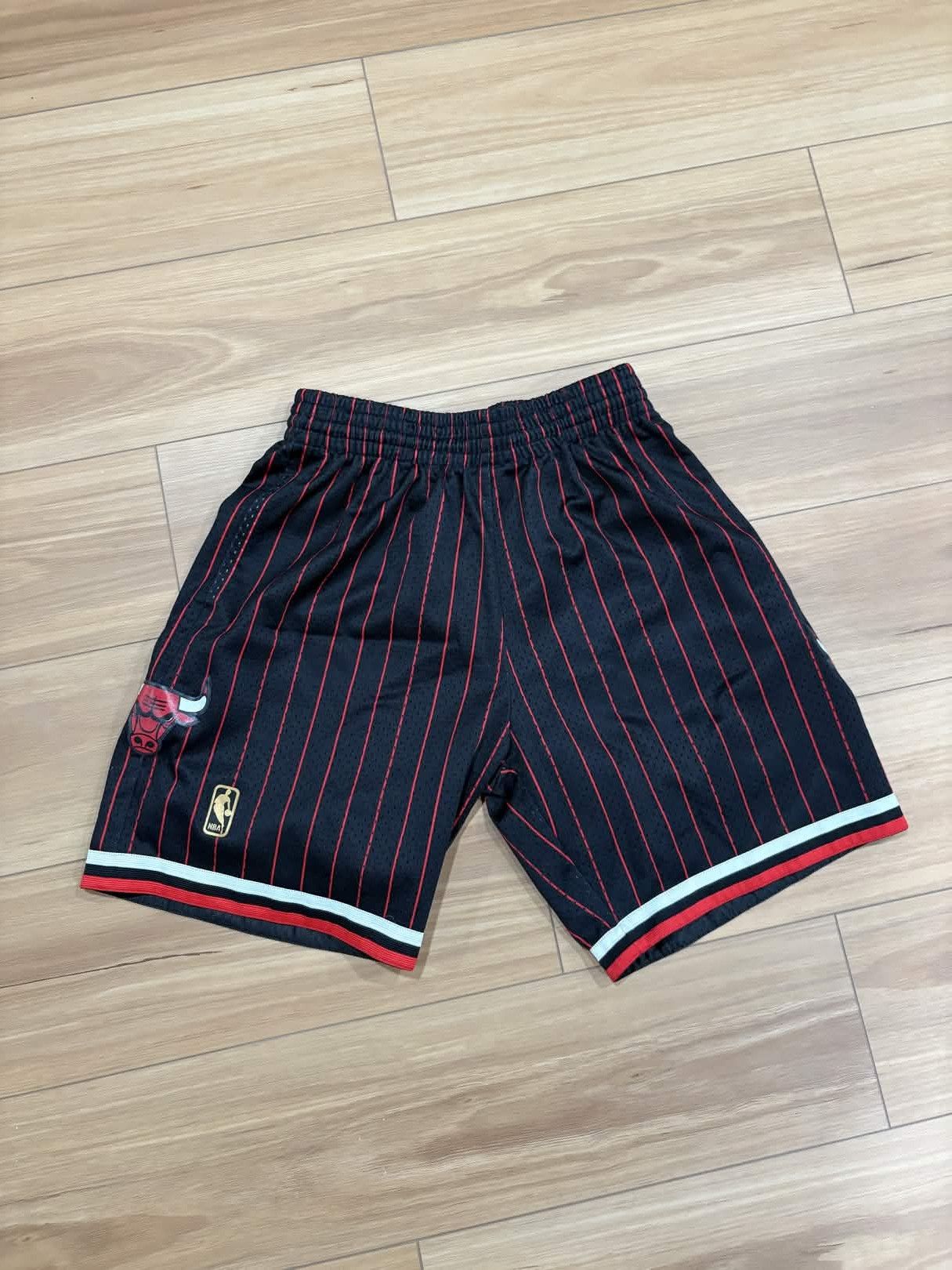 Mitchell & Ness Mitchell & Ness NBA Swingman Shorts Chicago Bulls 96-97 Size US 30 / EU 46 - 2 Thumbnail