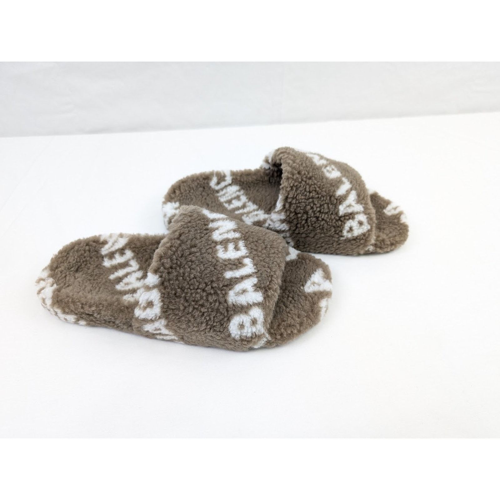 Balenciaga o1rshd1 All Over Logo Furry Slides in Dark Mink Grey/White Size US 11 / IT 41 - 16 Thumbnail