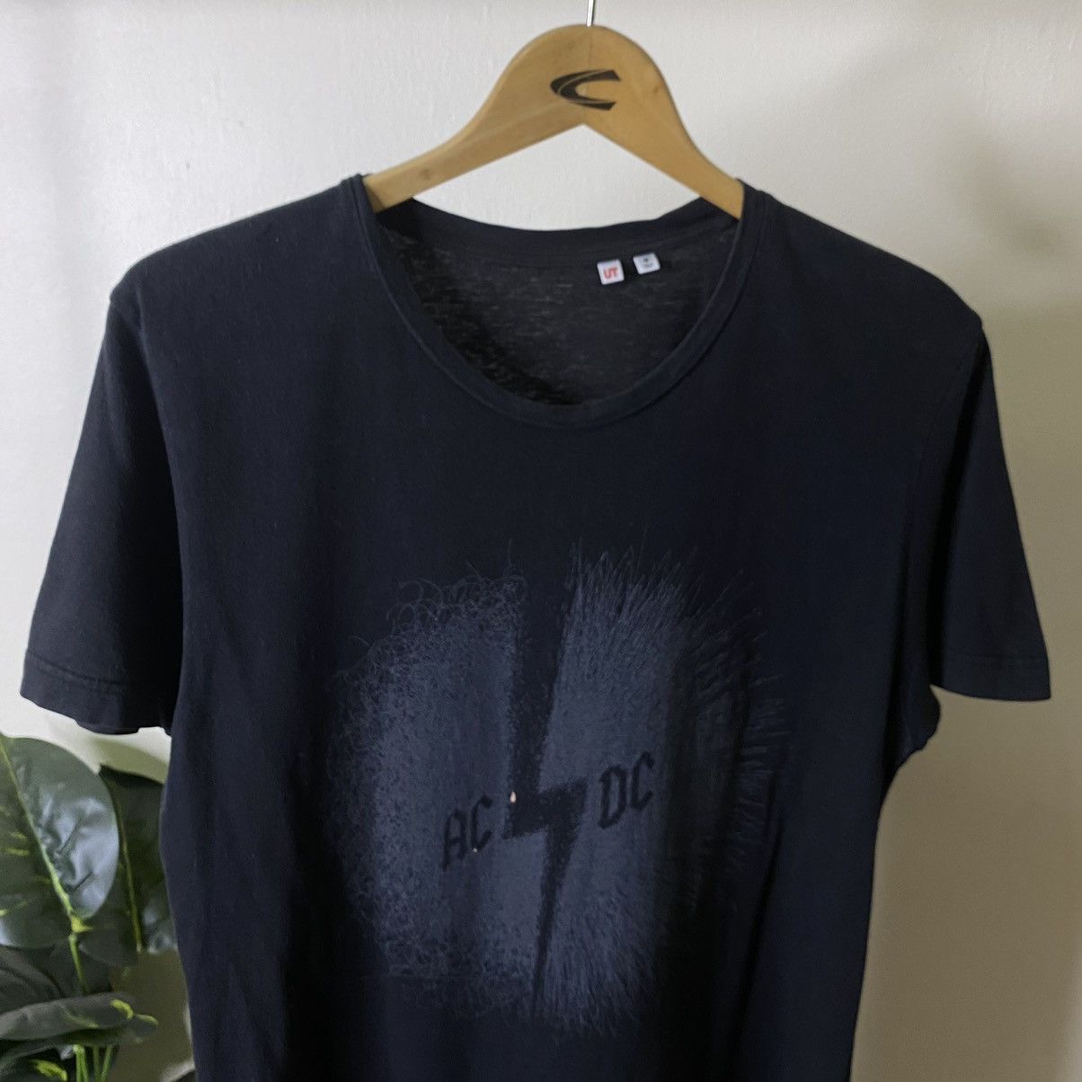 AC/DC × Band Tees × Japanese Brand ACDC x Uniqlo Collaboration Band Tee Size US M / EU 48-50 / 2 - 2 Thumbnail
