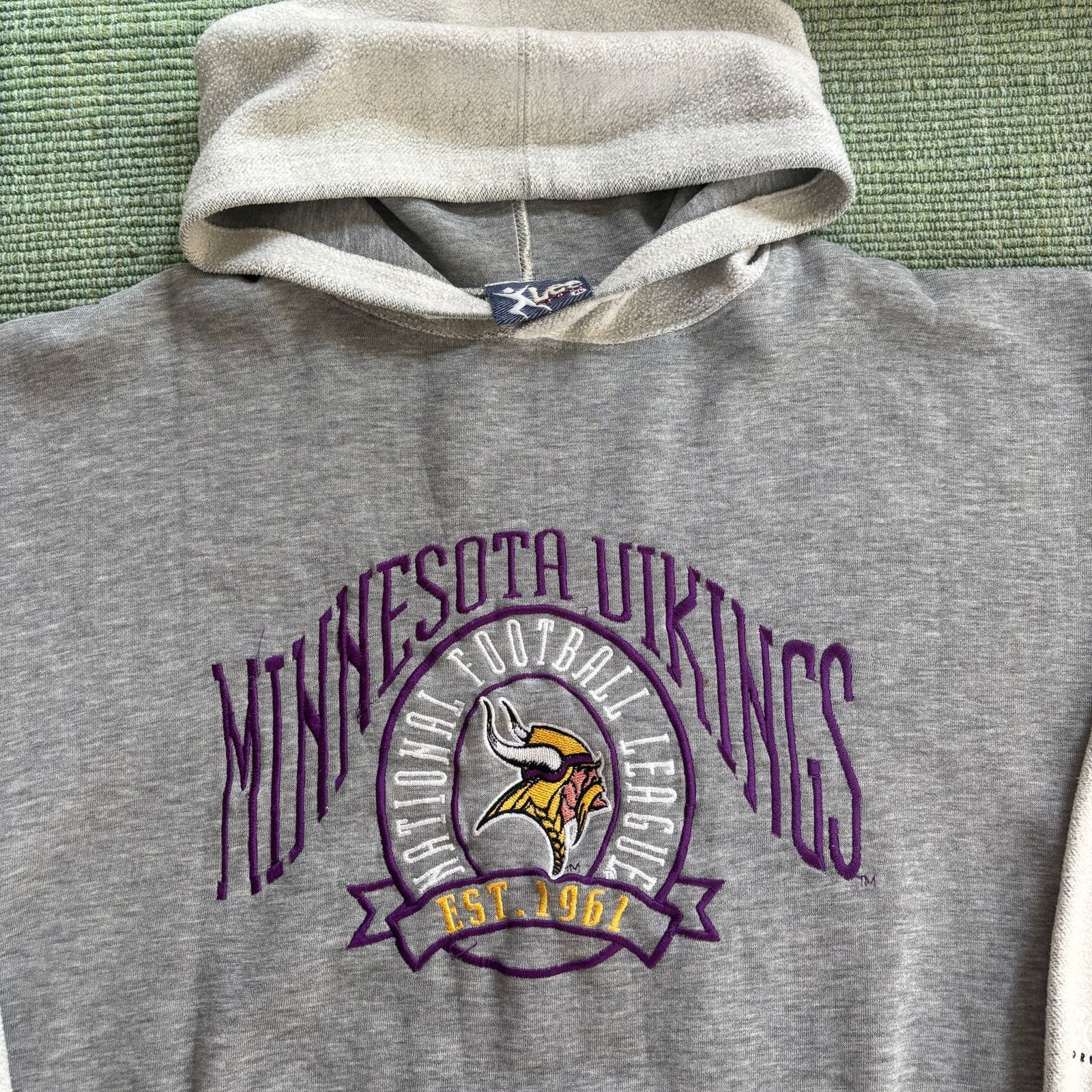 Lee × NFL × Vintage Vintage 90s Minnesota Vikings Embroidered Hoodie Lee L/XL Size US XL / EU 56 / 4 - 1 Thumbnail