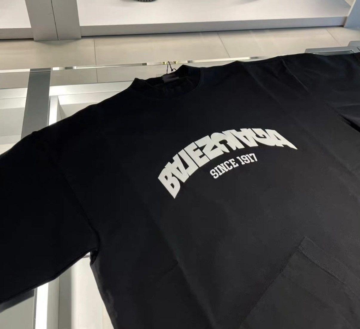 Balenciaga Balenciaga Reverse Logo Short Sleeve T-Shirt Size US S / EU 44-46 / 1 - 4 Thumbnail