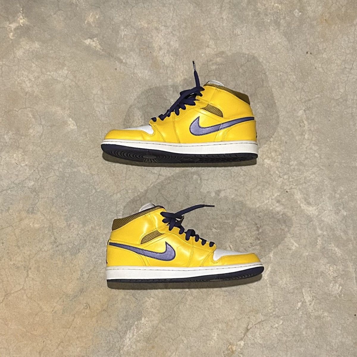 Jordan Brand Air Jordan 1 Mid Lakers 2013 US 10.5 Size US 10.5 / EU 43-44 - 3 Thumbnail