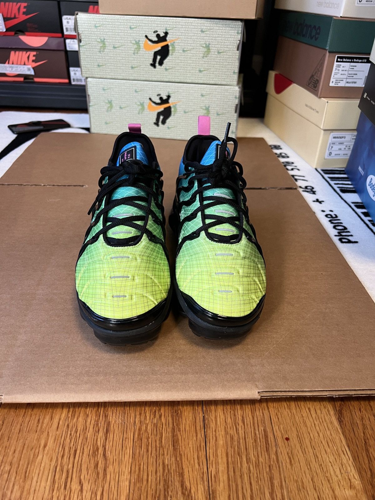 vapormax plus aurora green shirt