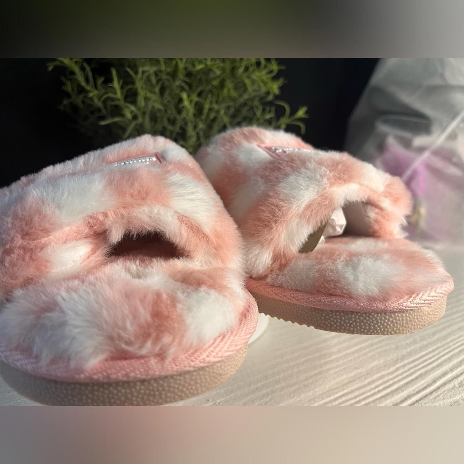 Juicy Couture Jeans Juicy Couture Hero Pink Fuzzy Slippers Slides Sz 6.5-7.5 New Size US 7.5 / IT 37.5 - 2 Thumbnail