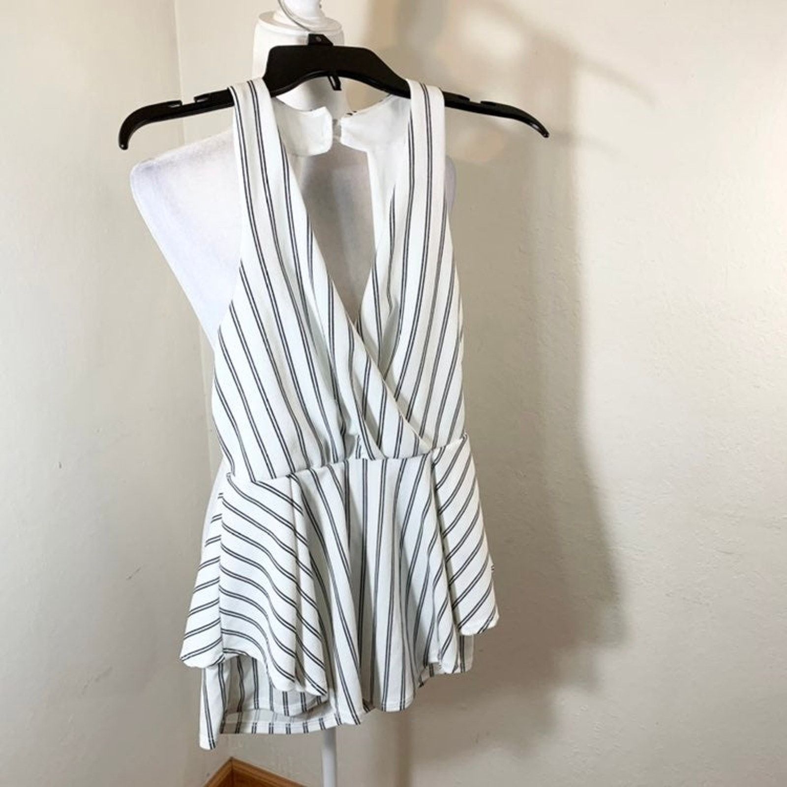 Other Cute white Striped Sleeveless jumpsuite size M Size 27" / US 4 / IT 40 - 3 Thumbnail