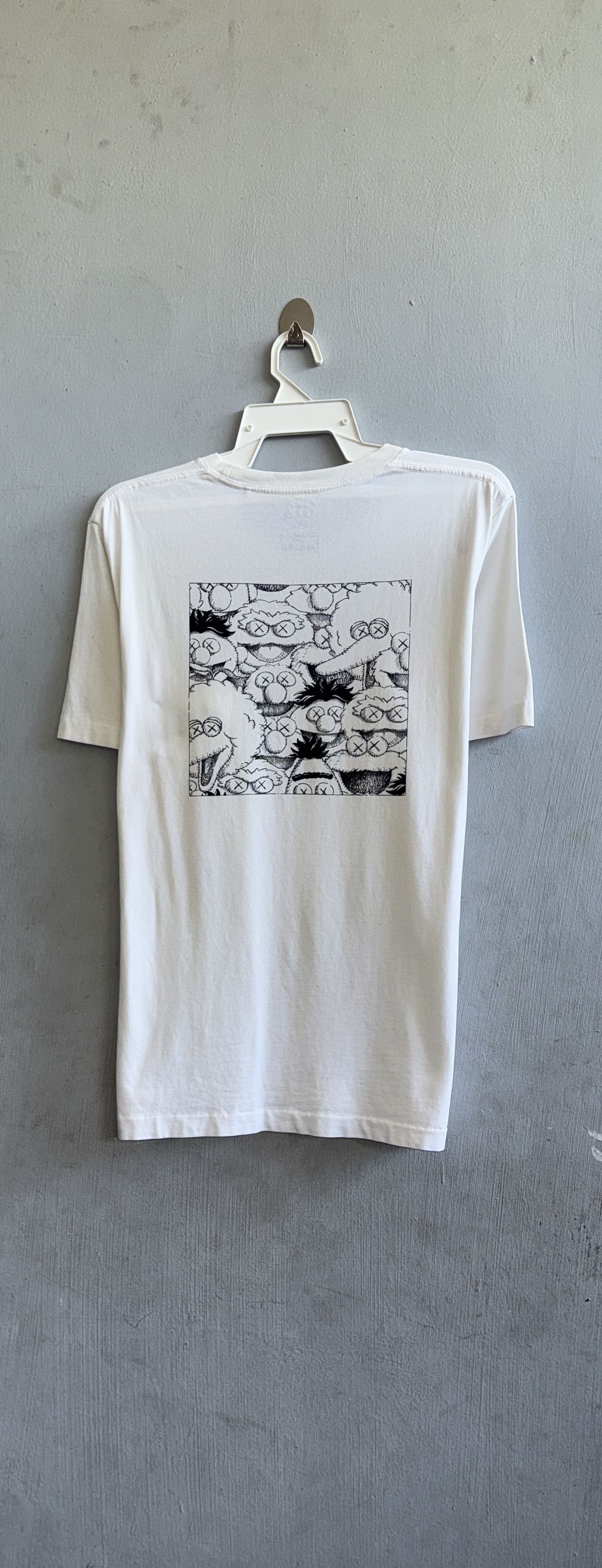 Kaws × Uniqlo Kaws Sesame Street Uniqlo Shirt Size US L / EU 52-54 / 3 - 1 Thumbnail