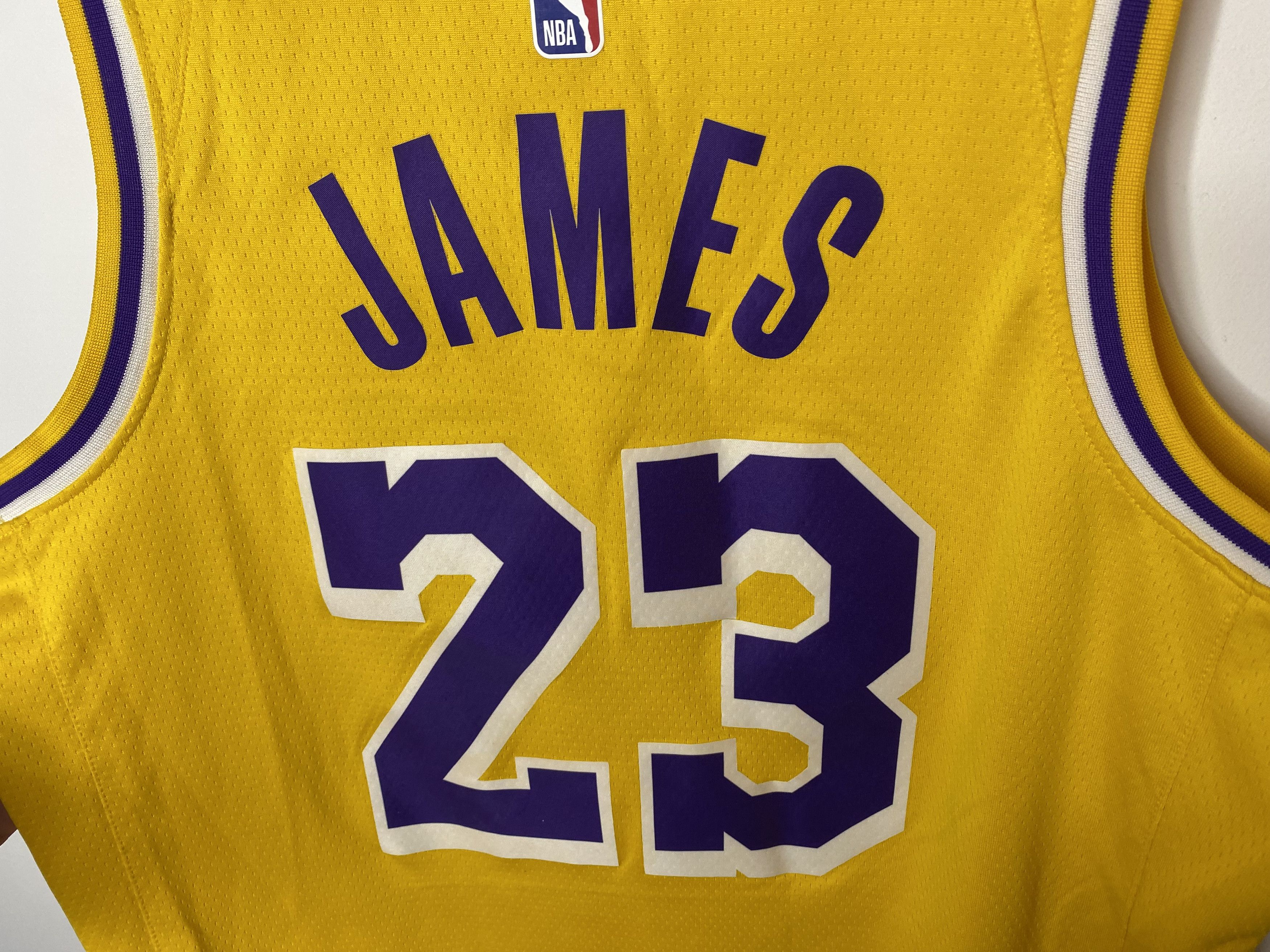 Nike JAMES #23 LOS ANGELES LAKERS 2019 BASKETBALL JERSEY SHIRT Size US M / EU 48-50 / 2 - 3 Thumbnail