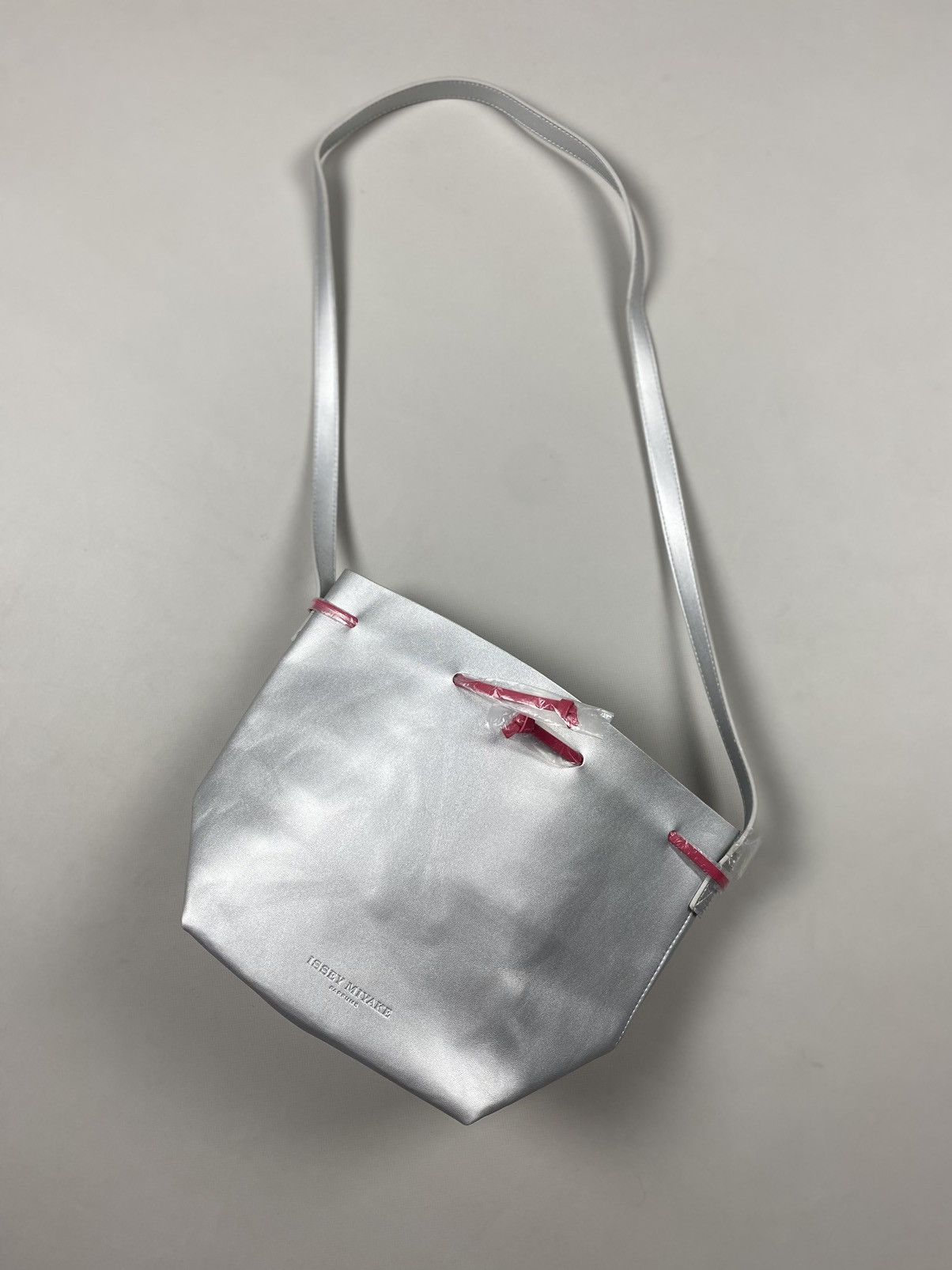 Issey Miyake × Japanese Brand Issey Miyake Parfums Shoulder Bag Size ONE SIZE - 16 Thumbnail