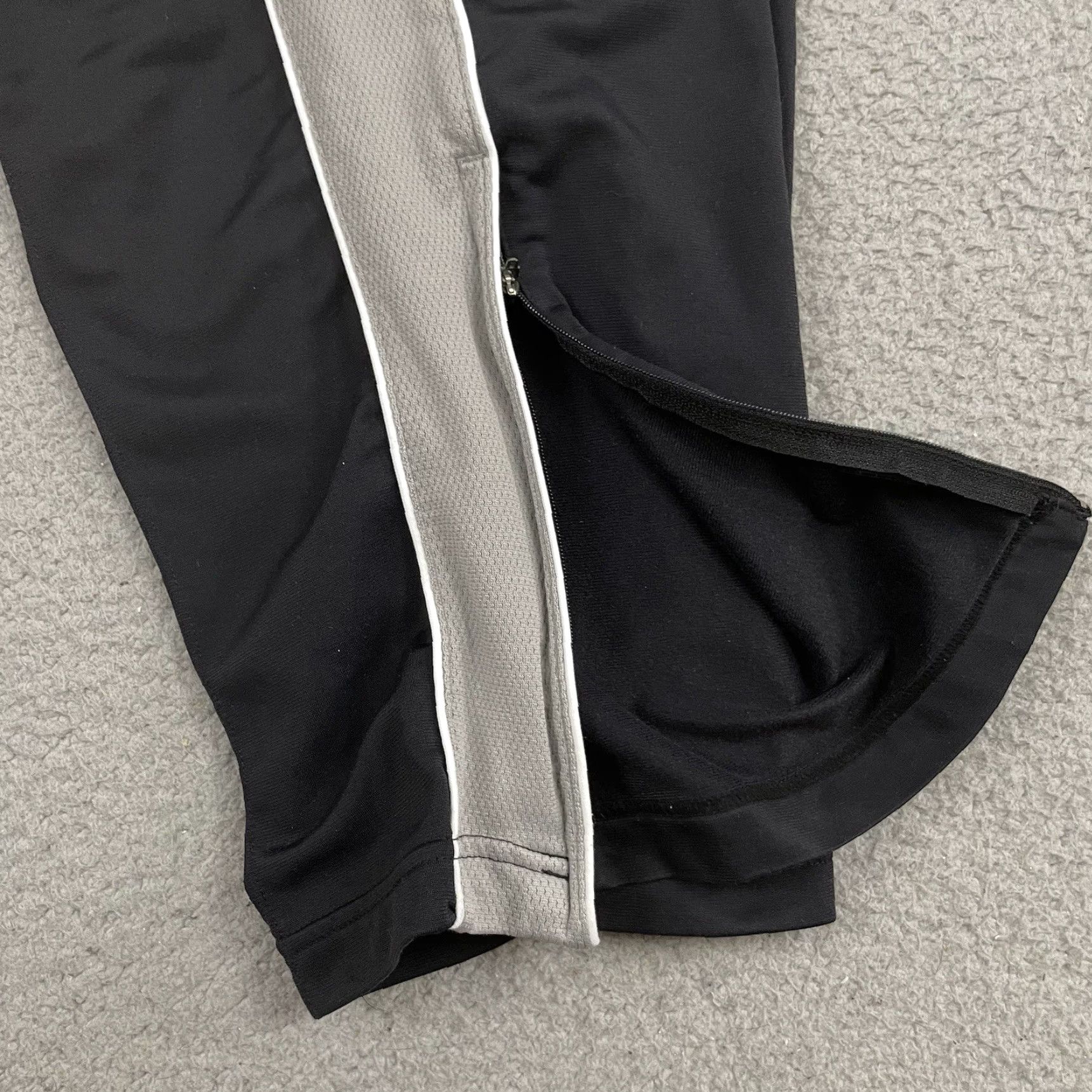 Nike VINTAGE Nike Pants Mens 2XL Black Track Pants Baggy Y2K Streetwear Waist 40in Pockets Elastic Waistband Size US 39 - 6 Thumbnail