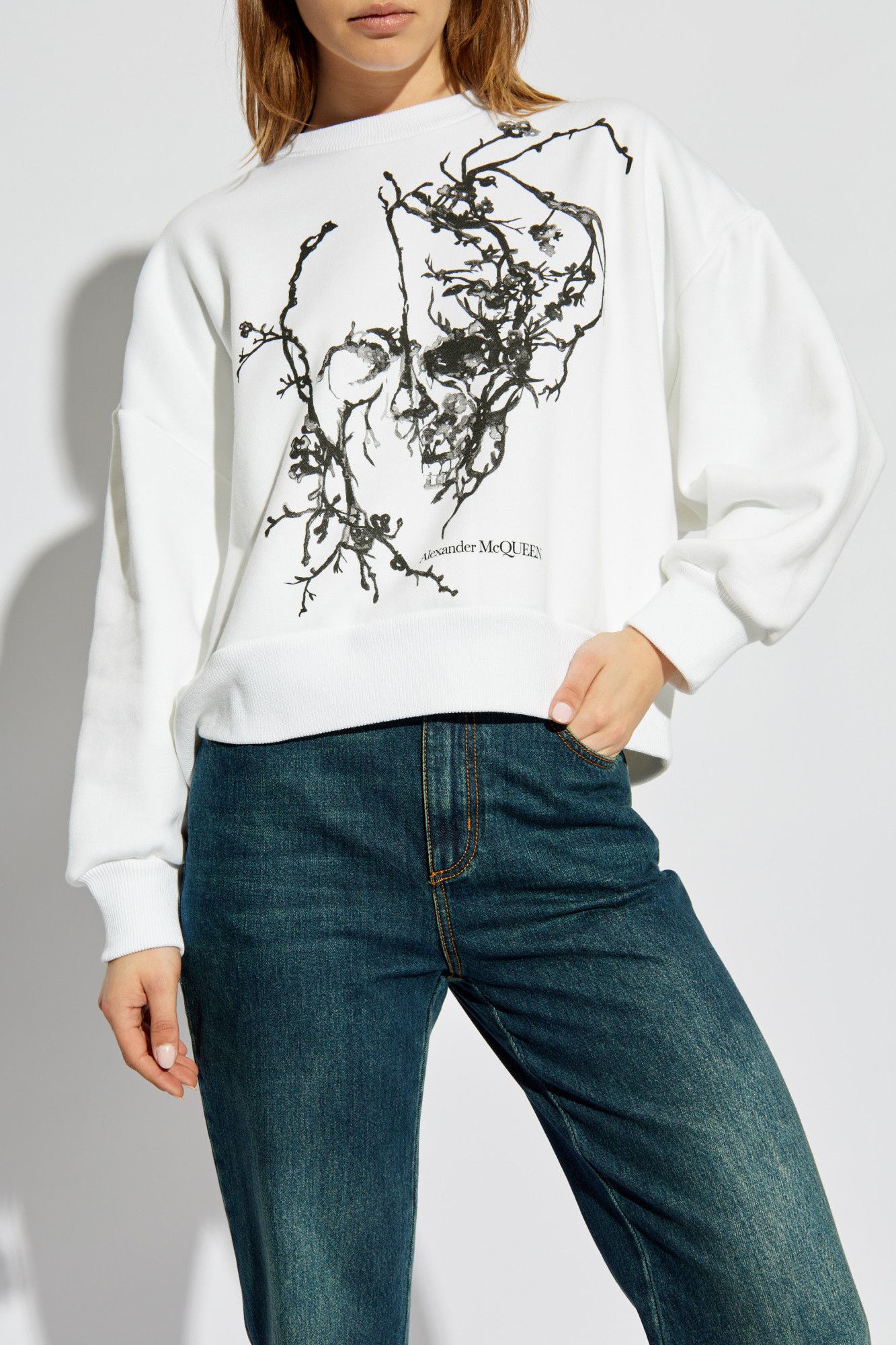 Alexander McQueen o1s22i1n1024 Boxy Cherry Blossom Skull Sweatshirt in White Size S / US 4 / IT 40 - 3 Thumbnail