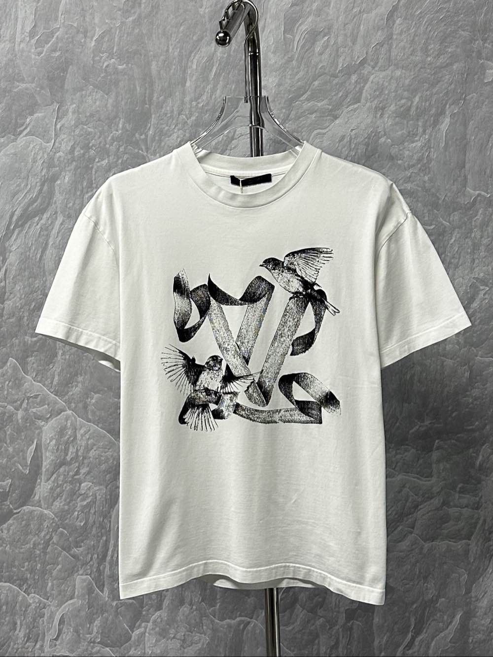 Louis Vuitton Louis Vuitton Bird Logo T-Shirt Size M Size US M / EU 48-50 / 2 - 1 Thumbnail