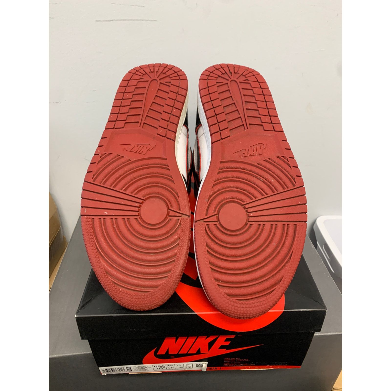 Nike Nike Air Jordan 1 Retro Bloodline Used Size 10.5 SHIPS NOW Size US 10.5 / EU 43-44 - 6 Thumbnail