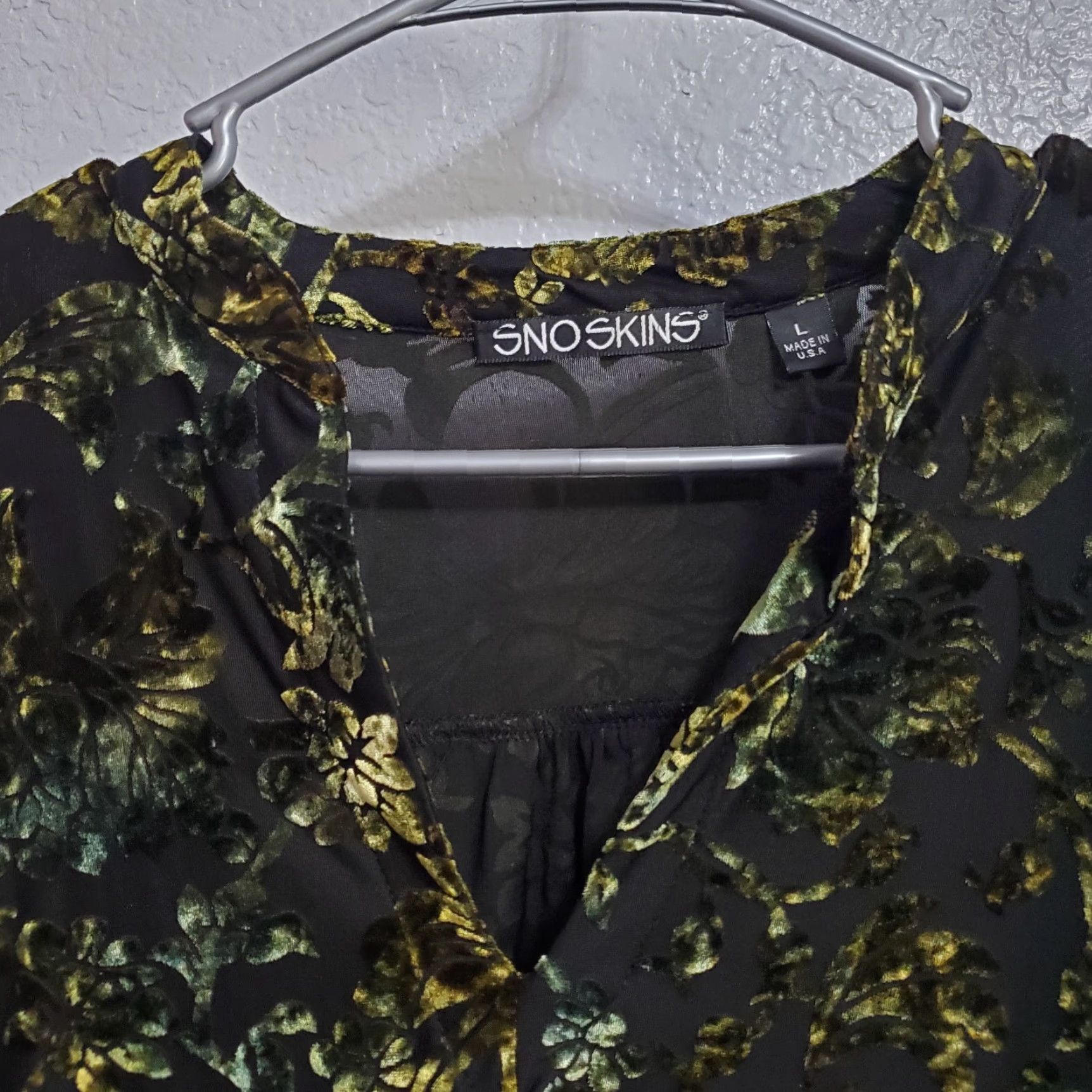 Velvet **Snoskins Women Black L Burnout Velvet Floral V-Neck Whimsigoth Goblincore** User: **Snoskins Women Black L Burnout Velvet Floral V-Neck Whimsigoth** Size L / US 10 / IT 46 - 4 Thumbnail