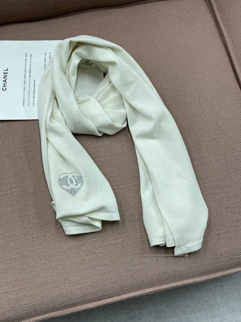 Chanel Chanel Love rhinestone double C cashmere scarf Size ONE SIZE - 2 Thumbnail