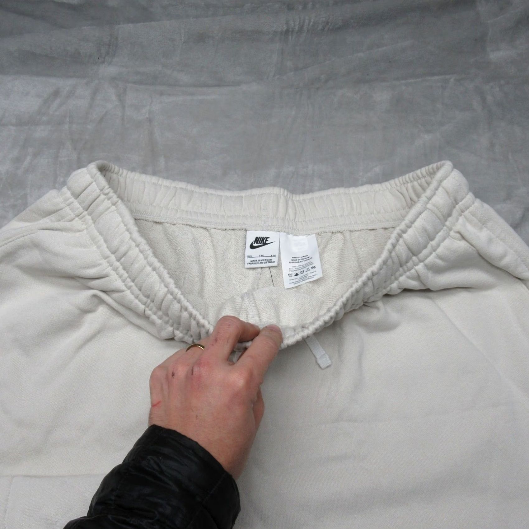 Nike Nike Shorts Mens 2XL Cream Drawstring Pockets Fleece Active Casual NEW Size US 39 - 7 Thumbnail