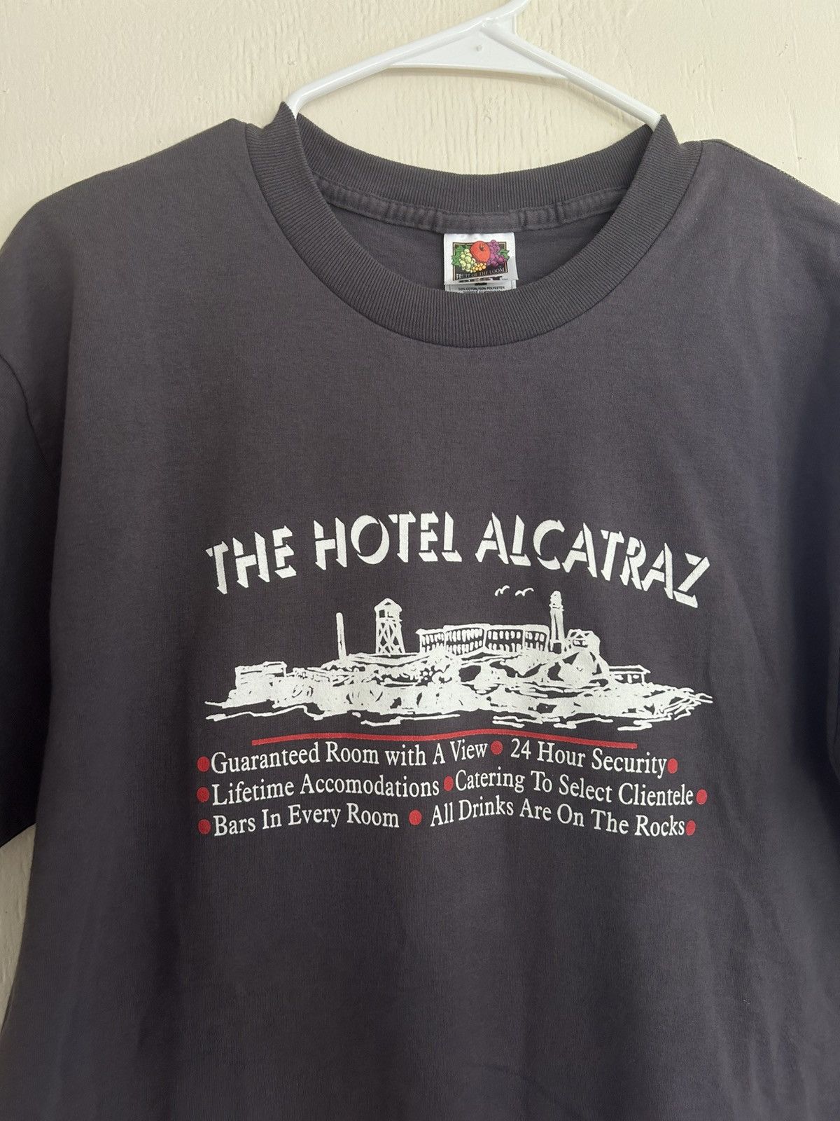 Vintage Vintage The Hotel Alcatraz T-shirt Size US L / EU 52-54 / 3 - 1 Thumbnail