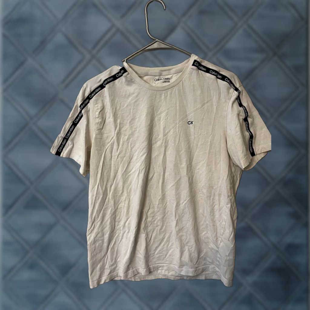 Calvin Klein CALVIN KLEIN Men White Graphic Tee Shirt Medium Short Sleeve Adult M White Graphic Tee Modern Logo Casual Top Size US 31 - 1 Thumbnail