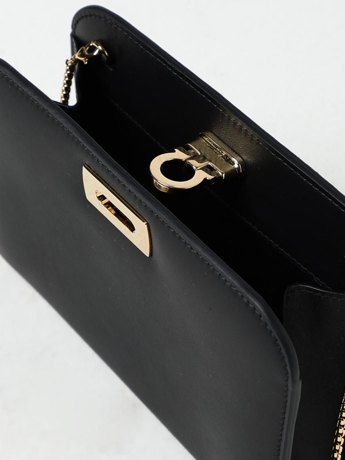 Salvatore Ferragamo o1s1rm0526 Size : OS / Shoulder Bag in Black Size ONE SIZE - 5 Thumbnail