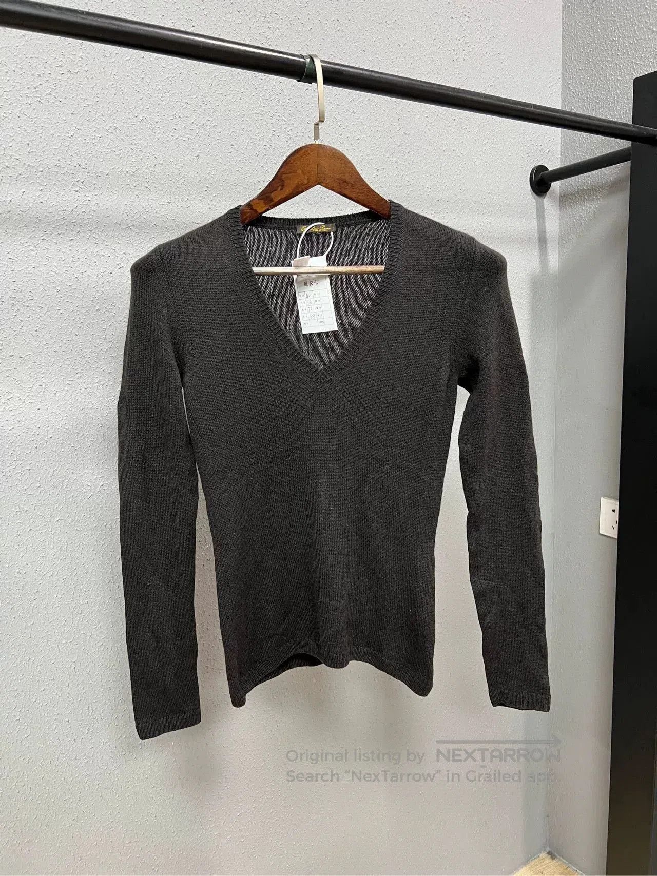 Loro Piana Loro Piana V-Neck Cashmere Sweater. Size US M / EU 48-50 / 2 - 1 Thumbnail