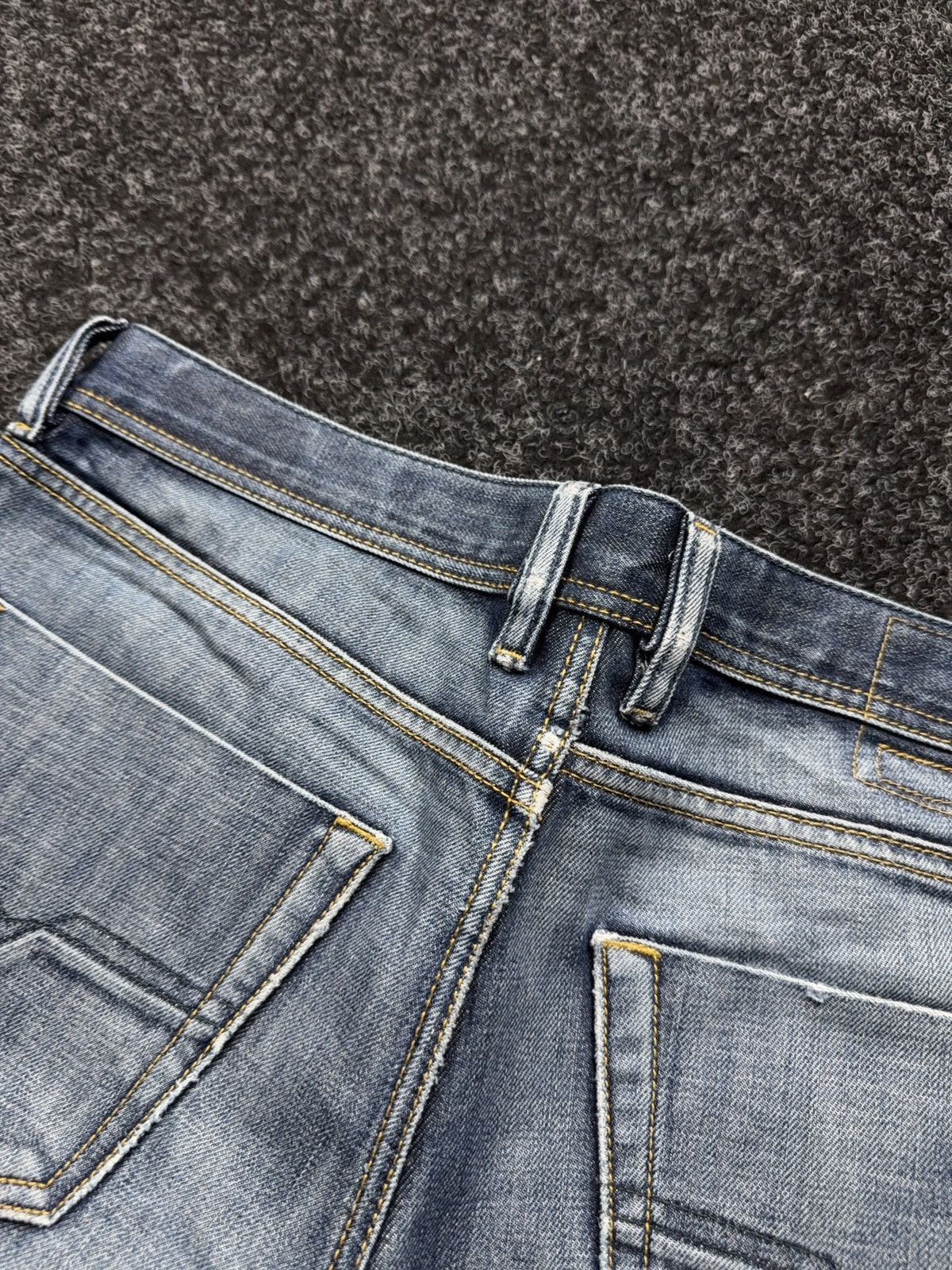 Diesel 00s Diesel Distressed Tepphar Slim Carrot Light Wash Jeans Size US 34 / EU 50 - 20 Thumbnail