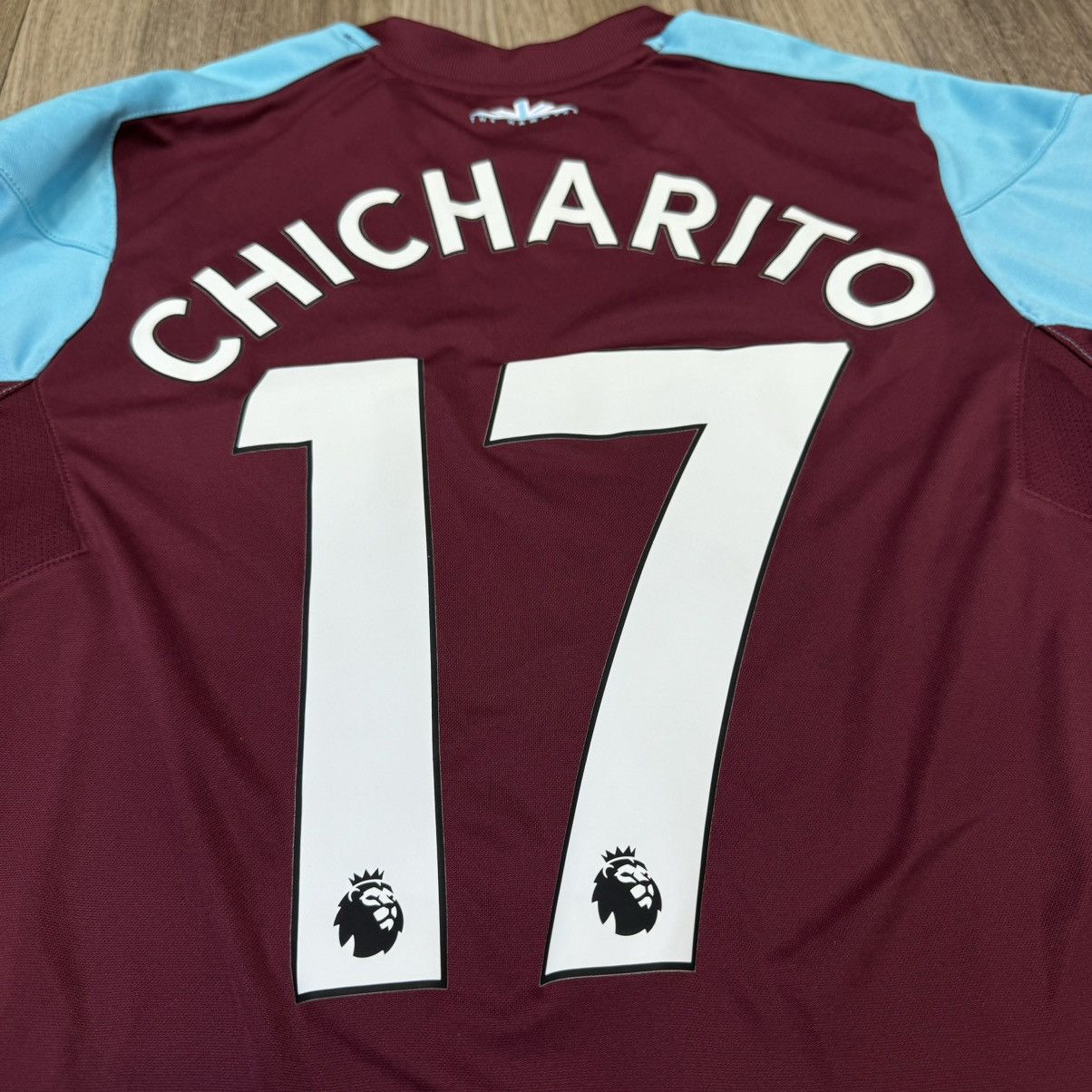 Umbro West Ham 17/18 home shirt #17 Chicharito Size US S / EU 44-46 / 1 - 4 Thumbnail