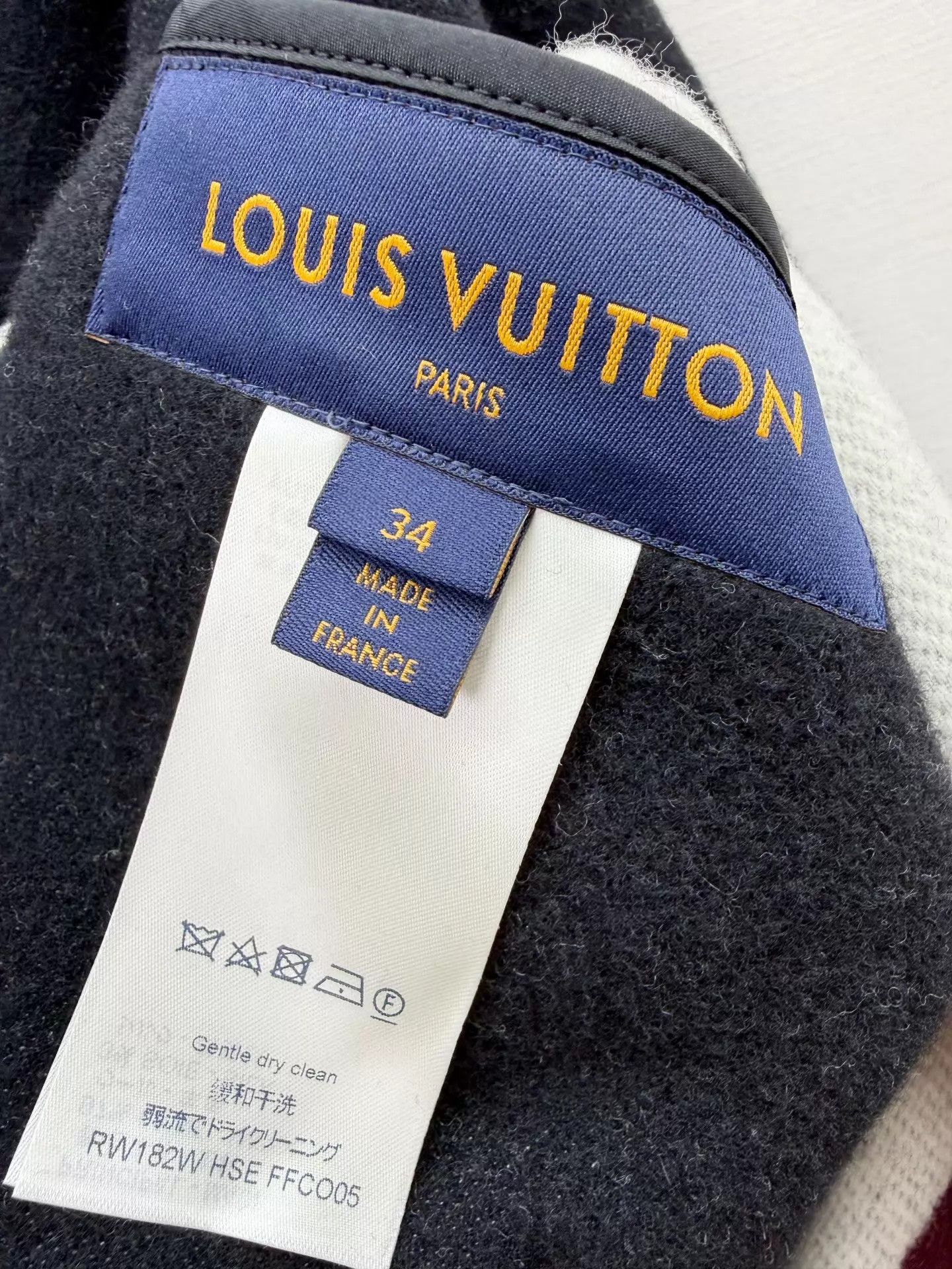 Louis Vuitton Louis Vuitton Authentic Cashmere Cape Shawl NWTS Size 34 Size XS / US 0-2 / IT 36-38 - 5 Thumbnail