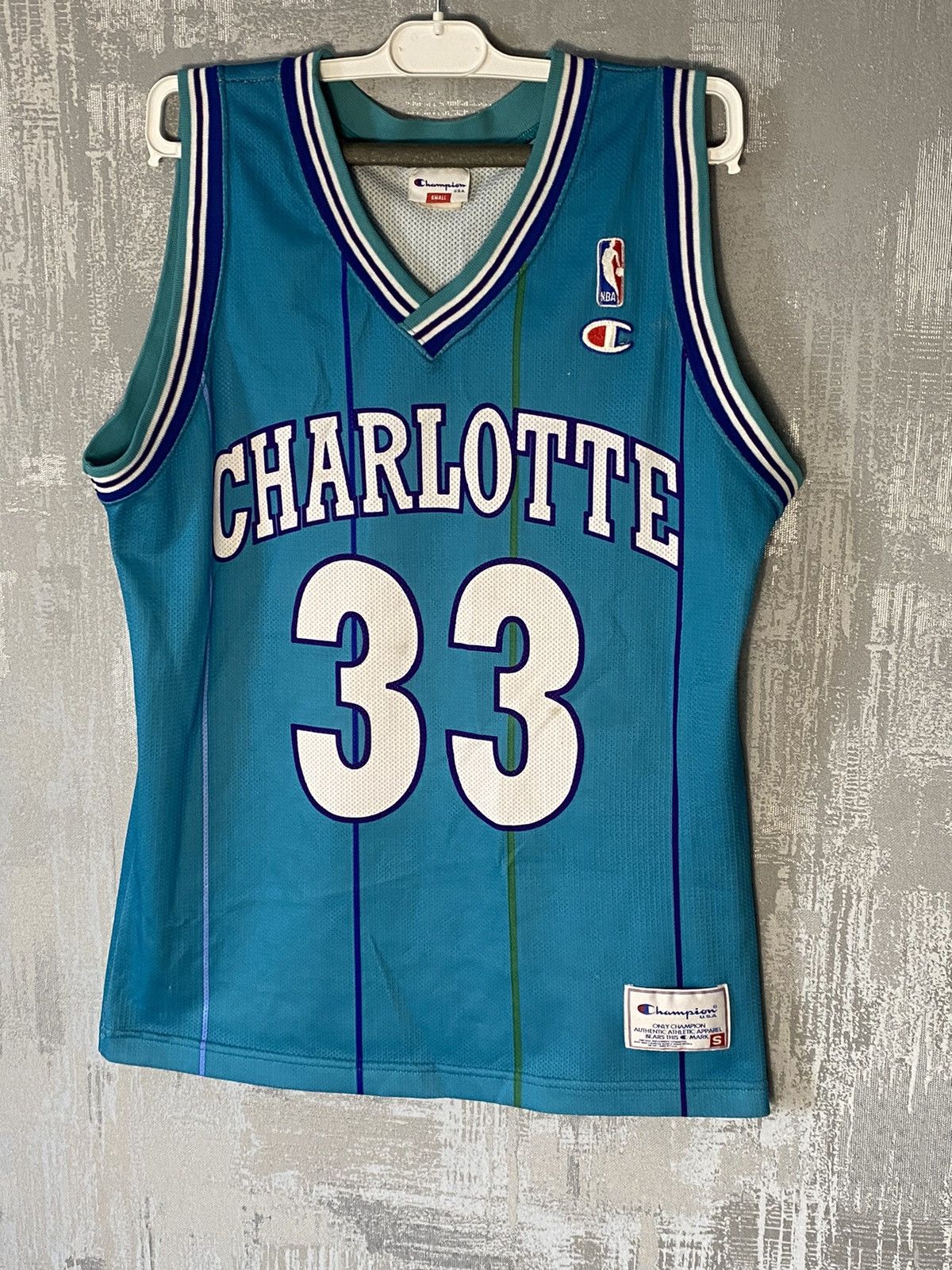 Champion × NBA × Vintage 90s Vintage Champion Charlotte NBA Jersey #33 Mouring Size US S / EU 44-46 / 1 - 1 Thumbnail