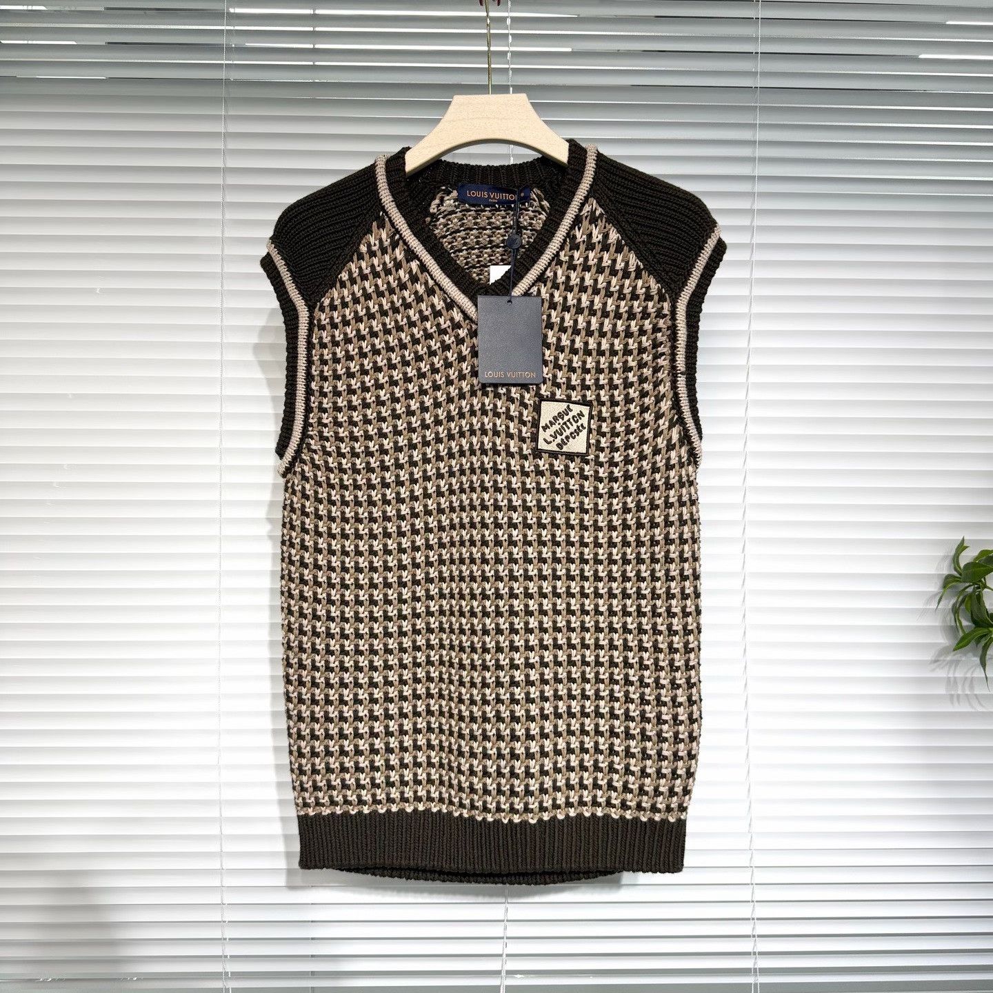 Louis Vuitton Louis Vuitton Knitted Vest M Brown Size US M / EU 48-50 / 2 - 1 Thumbnail