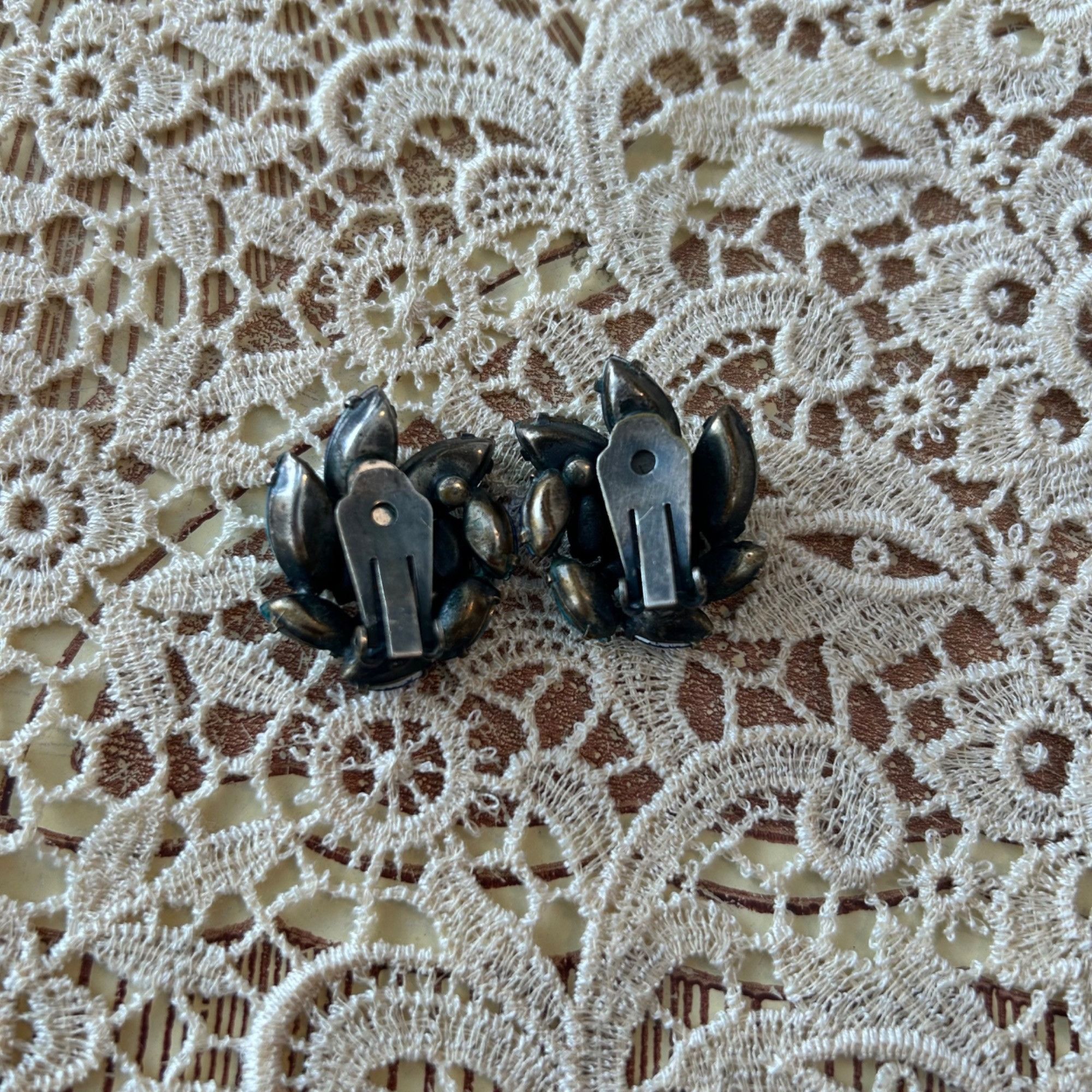 Vintage Vintage Blue Glass Rhinestone Aurora Borealis Clip Earrings Size ONE SIZE - 7 Thumbnail