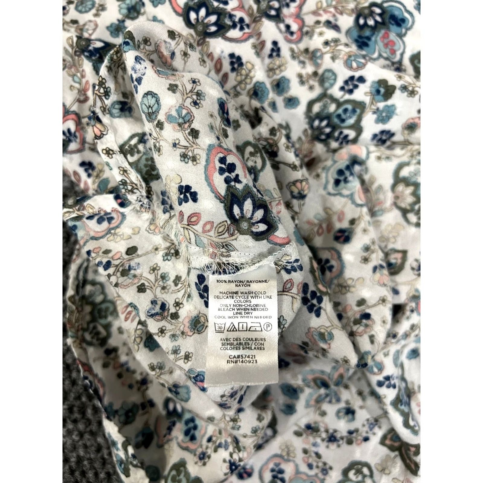 Ann Taylor LOFT blouse Womens Medium ivory floral long sleeve lightweight boho stretch Regular Ann Taylor Loft Blouse Casual Women Satin? Size M / US 6-8 / IT 42-44 - 5 Thumbnail
