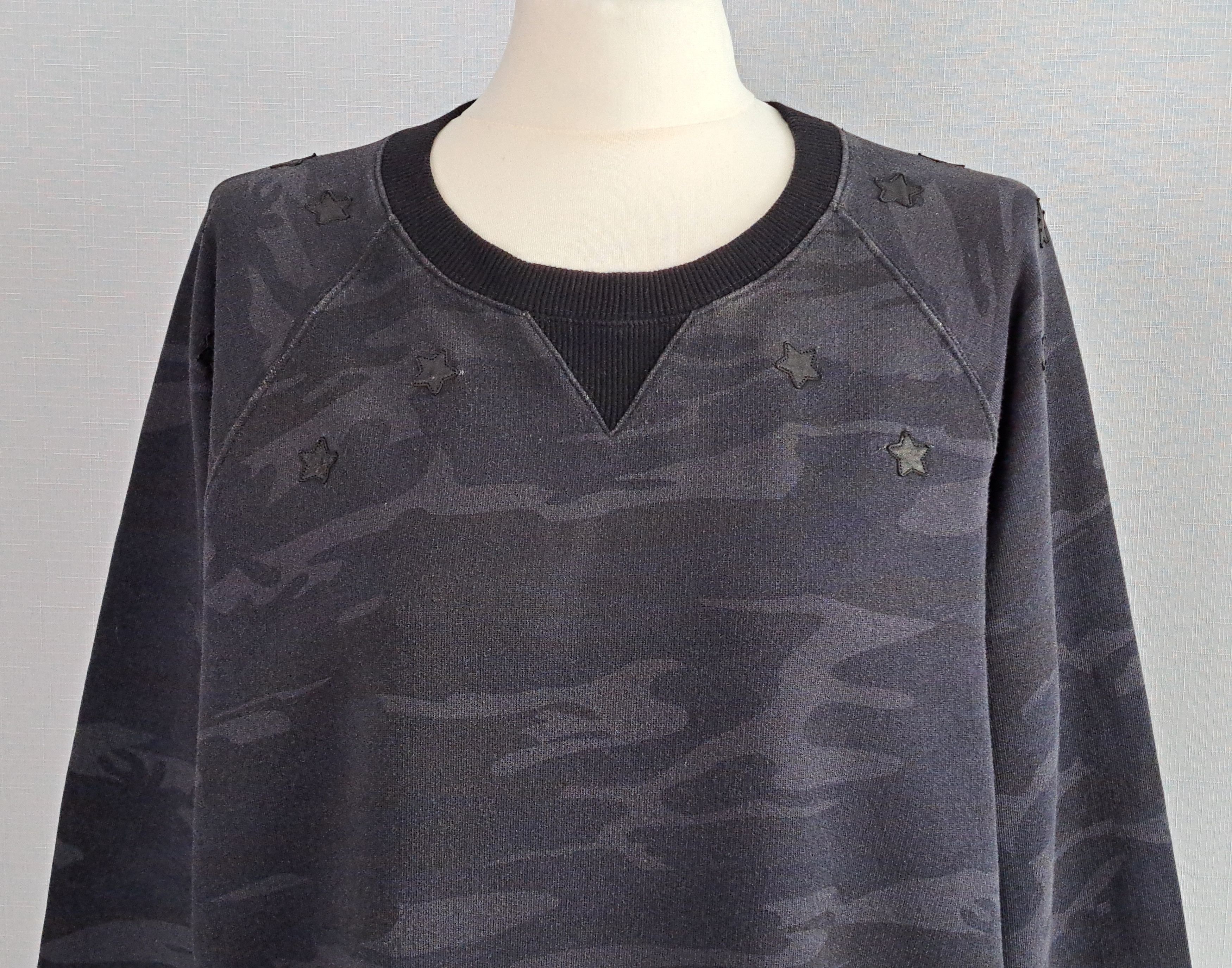 Saint Laurent Paris Saint Laurent Paris camo star crew sweatshirt. Size S Size US S / EU 44-46 / 1 - 2 Thumbnail