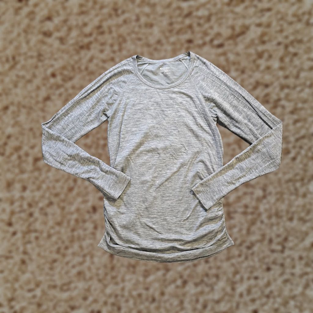Athleta Athleta Top Women Size Small Gray Nylon Stretchy Textured Performance Athletic Shirt Girls Mens Womens Size S / US 4 / IT 40 - 1 Thumbnail