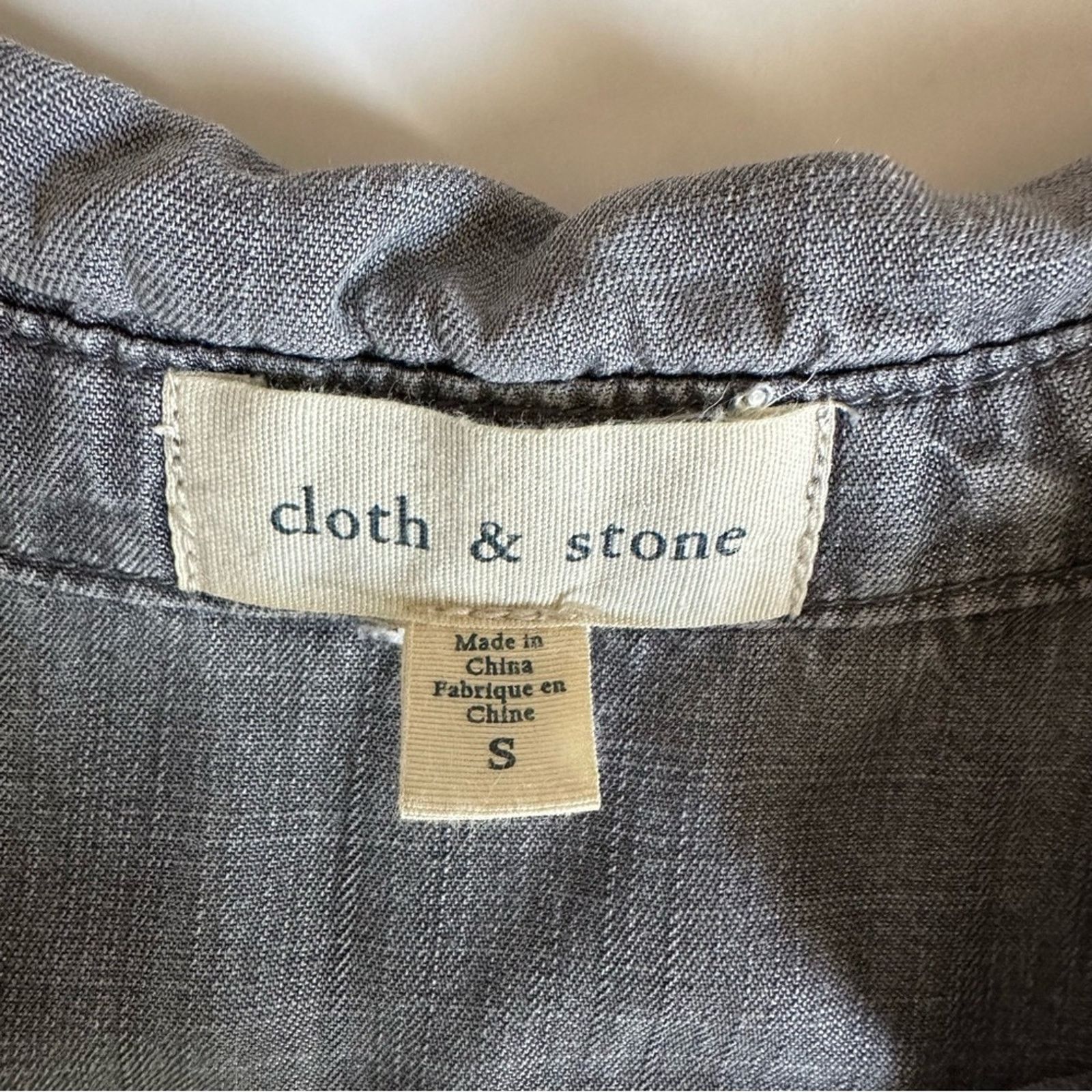 Anthropologie CLOTH & STONE Gray Chambray Split Back Button Down Shirt Sm Size S / US 4 / IT 40 - 11 Thumbnail