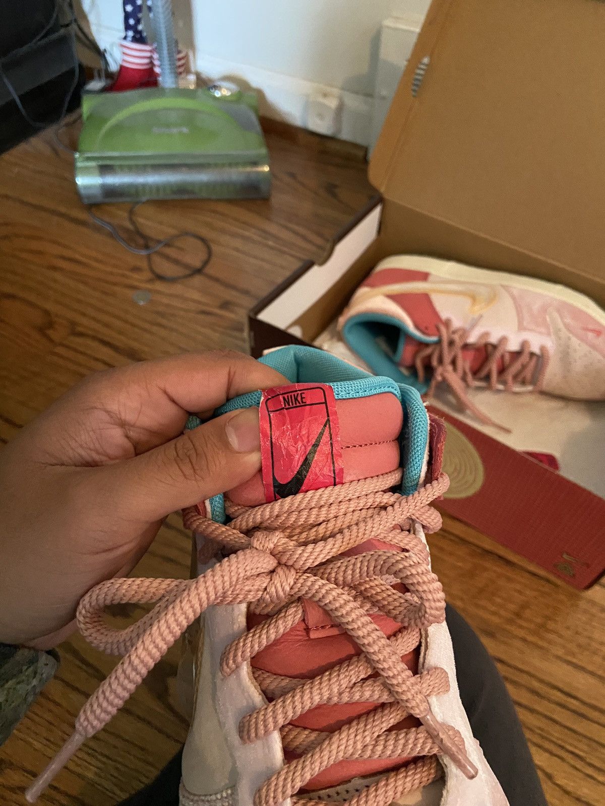 Nike Nike Dunk Social Status Strawberry Milk Size US 9.5 / EU 42-43 - 6 Thumbnail