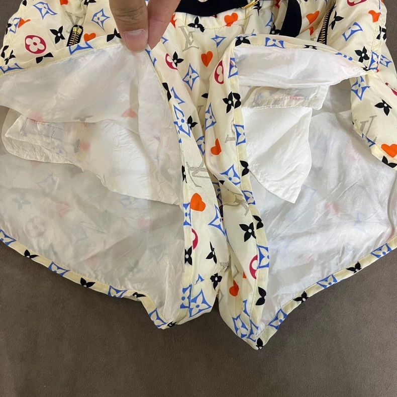 Louis Vuitton Louis Vuitton White playing card printed shorts Size US 36 / EU 52 - 4 Thumbnail