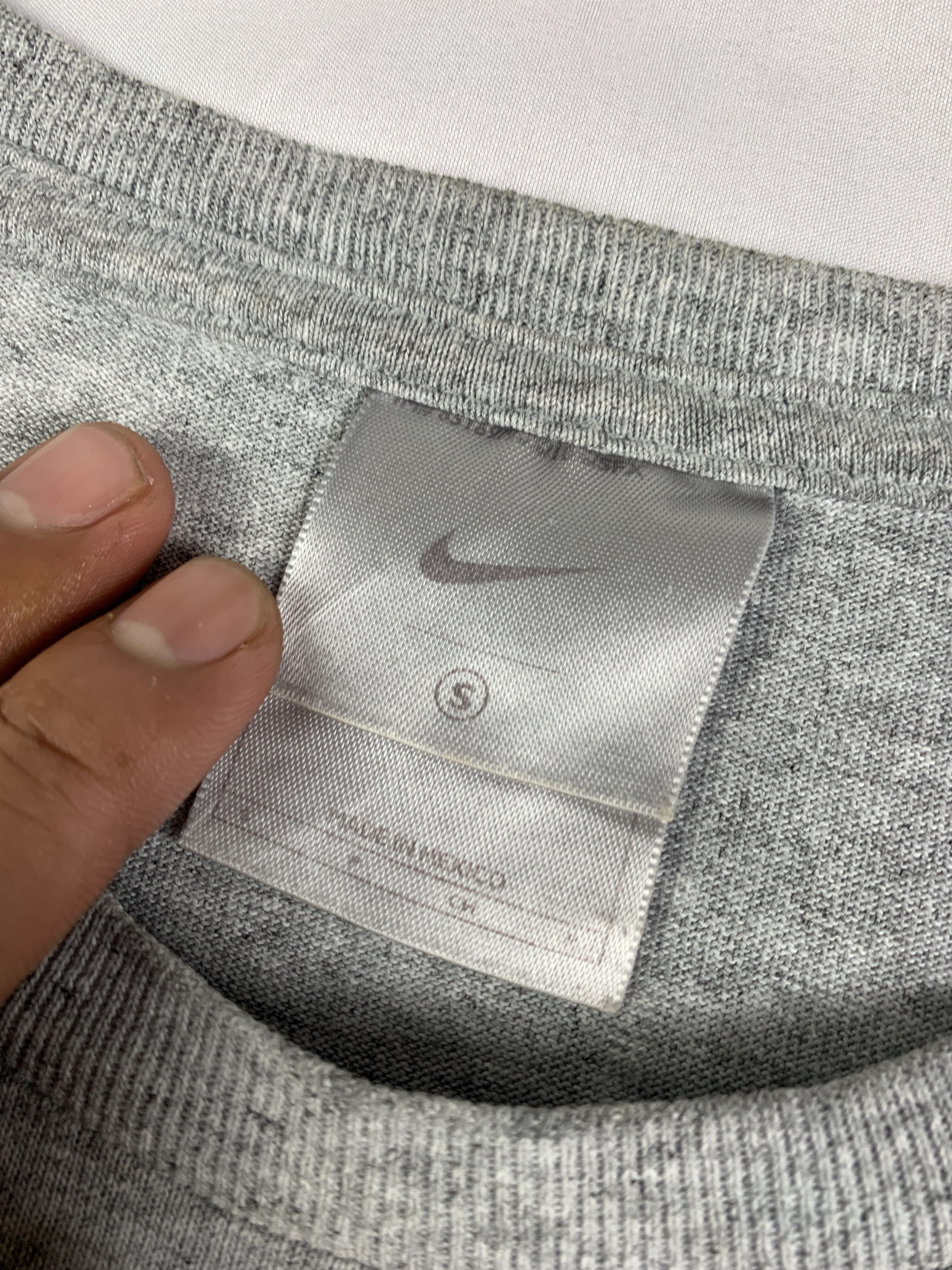 Nike 2000s Nike Gray Tribal Tee (M) Size M / US 6-8 / IT 42-44 - 10 Thumbnail